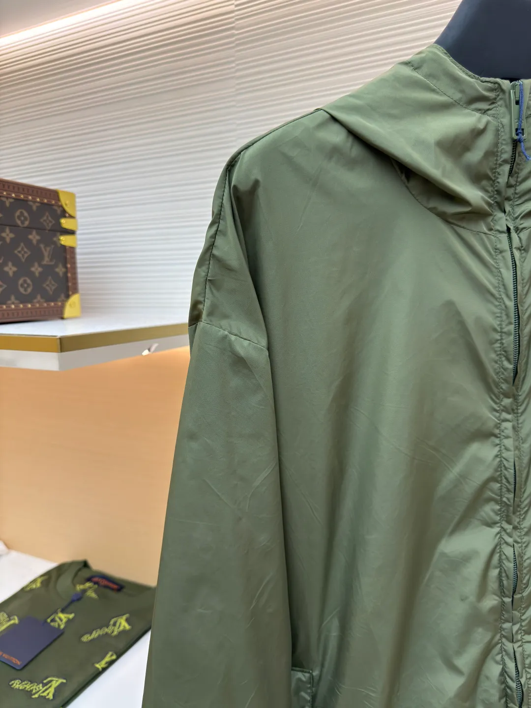 Prada functional zipper jacket ●Authentic product: Purchased and developed for 16700 ●Item number: 1680566-B20 ●Fabric: nylon fabric ●Technology: Positioning cutting machine ●Version: fitted version ●Weight: about 310 grams ●Size: S-M-L-XL ●Description: Customized and elegant light and strong regenerated nylon silk, as light as feathers, comfortable and close to the skin, with olive green as the main color, occupying a place with its unique calmness and elegance The tailoring is neat and generous, the lines are smooth and natural, the exquisite triangle logo on the side blooms the brand charm, simple yet elegant, the hood flutters gently, adding a sense of agility and elegance to the overall shape. With its unique flexible switching design of the clothing bag, it has become a model of the perfect integration of fashion and function. The custom pattern template machine is sewn. The sewing line is precisely controlled by the pattern machine to ensure the precise positioning of the Prada triangle mark. The fine sewing of the label and the edge of the jacket forms a subtle transition, and the template machine opens the bag. Preset templates guide the position, shape and size of the bag opening. Accuracy ensures the quality of the bag opening effect. The overall wiring is straight and delicate, the fabric is comfortable and soft, and the color is consistent without color difference. It can be matched with the same style to create a fashionable look and control various occasions. Customized accessories, complete with three standards, same style for men and women!