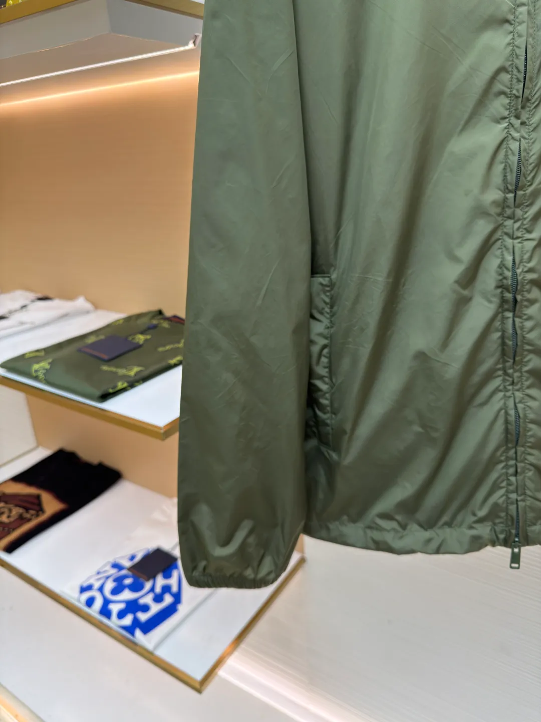 Prada functional zipper jacket ●Authentic product: Purchased and developed for 16700 ●Item number: 1680566-B20 ●Fabric: nylon fabric ●Technology: Positioning cutting machine ●Version: fitted version ●Weight: about 310 grams ●Size: S-M-L-XL ●Description: Customized and elegant light and strong regenerated nylon silk, as light as feathers, comfortable and close to the skin, with olive green as the main color, occupying a place with its unique calmness and elegance The tailoring is neat and generous, the lines are smooth and natural, the exquisite triangle logo on the side blooms the brand charm, simple yet elegant, the hood flutters gently, adding a sense of agility and elegance to the overall shape. With its unique flexible switching design of the clothing bag, it has become a model of the perfect integration of fashion and function. The custom pattern template machine is sewn. The sewing line is precisely controlled by the pattern machine to ensure the precise positioning of the Prada triangle mark. The fine sewing of the label and the edge of the jacket forms a subtle transition, and the template machine opens the bag. Preset templates guide the position, shape and size of the bag opening. Accuracy ensures the quality of the bag opening effect. The overall wiring is straight and delicate, the fabric is comfortable and soft, and the color is consistent without color difference. It can be matched with the same style to create a fashionable look and control various occasions. Customized accessories, complete with three standards, same style for men and women!