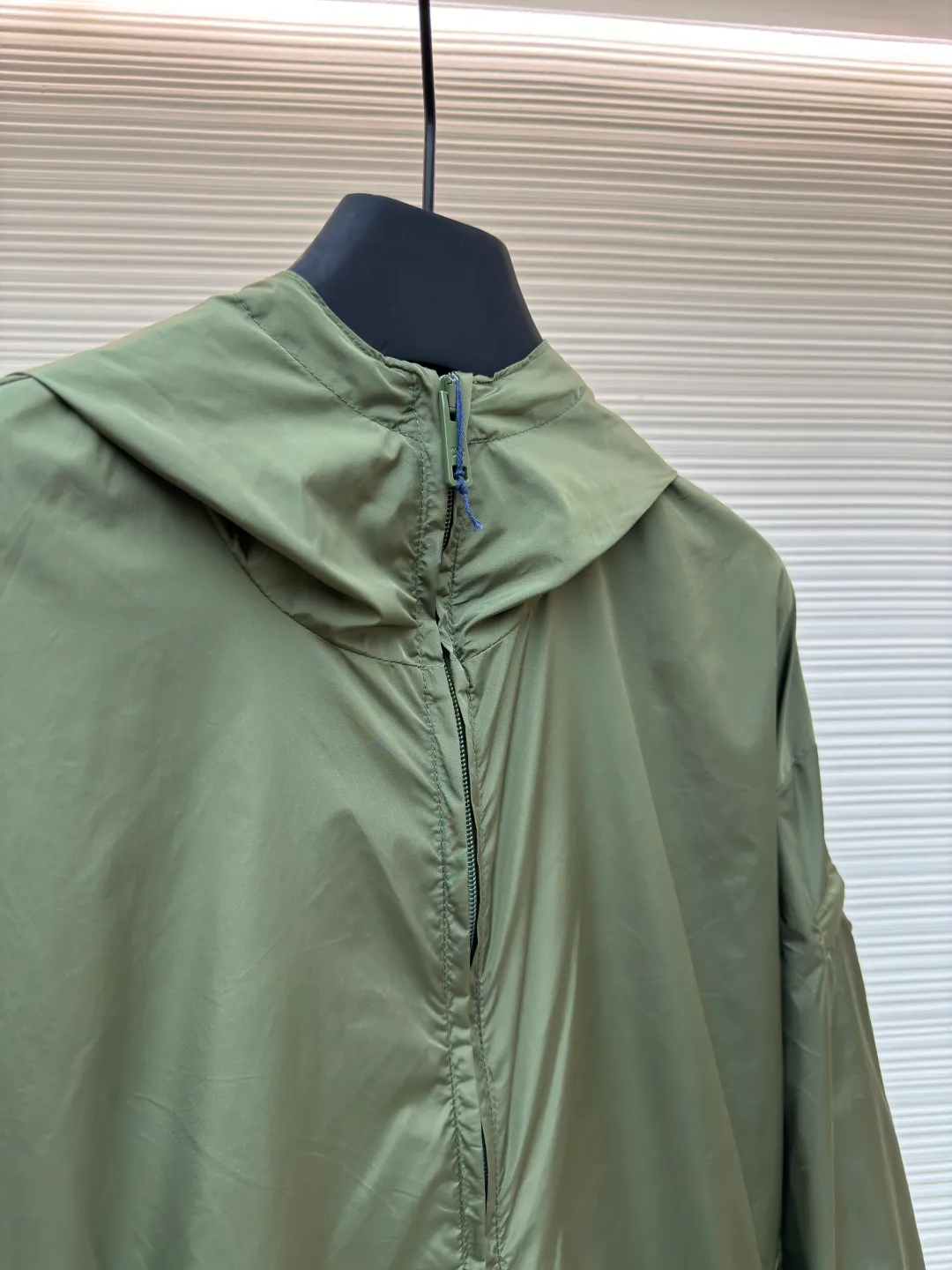 Prada functional zipper jacket ●Authentic product: Purchased and developed for 16700 ●Item number: 1680566-B20 ●Fabric: nylon fabric ●Technology: Positioning cutting machine ●Version: fitted version ●Weight: about 310 grams ●Size: S-M-L-XL ●Description: Customized and elegant light and strong regenerated nylon silk, as light as feathers, comfortable and close to the skin, with olive green as the main color, occupying a place with its unique calmness and elegance The tailoring is neat and generous, the lines are smooth and natural, the exquisite triangle logo on the side blooms the brand charm, simple yet elegant, the hood flutters gently, adding a sense of agility and elegance to the overall shape. With its unique flexible switching design of the clothing bag, it has become a model of the perfect integration of fashion and function. The custom pattern template machine is sewn. The sewing line is precisely controlled by the pattern machine to ensure the precise positioning of the Prada triangle mark. The fine sewing of the label and the edge of the jacket forms a subtle transition, and the template machine opens the bag. Preset templates guide the position, shape and size of the bag opening. Accuracy ensures the quality of the bag opening effect. The overall wiring is straight and delicate, the fabric is comfortable and soft, and the color is consistent without color difference. It can be matched with the same style to create a fashionable look and control various occasions. Customized accessories, complete with three standards, same style for men and women!