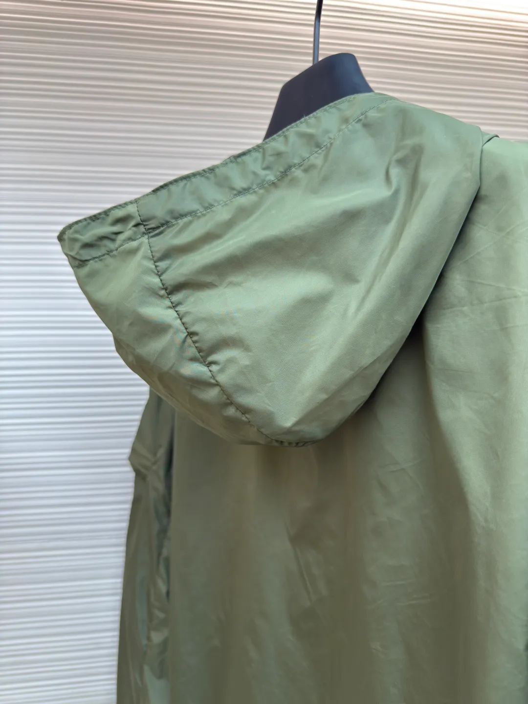 Prada functional zipper jacket ●Authentic product: Purchased and developed for 16700 ●Item number: 1680566-B20 ●Fabric: nylon fabric ●Technology: Positioning cutting machine ●Version: fitted version ●Weight: about 310 grams ●Size: S-M-L-XL ●Description: Customized and elegant light and strong regenerated nylon silk, as light as feathers, comfortable and close to the skin, with olive green as the main color, occupying a place with its unique calmness and elegance The tailoring is neat and generous, the lines are smooth and natural, the exquisite triangle logo on the side blooms the brand charm, simple yet elegant, the hood flutters gently, adding a sense of agility and elegance to the overall shape. With its unique flexible switching design of the clothing bag, it has become a model of the perfect integration of fashion and function. The custom pattern template machine is sewn. The sewing line is precisely controlled by the pattern machine to ensure the precise positioning of the Prada triangle mark. The fine sewing of the label and the edge of the jacket forms a subtle transition, and the template machine opens the bag. Preset templates guide the position, shape and size of the bag opening. Accuracy ensures the quality of the bag opening effect. The overall wiring is straight and delicate, the fabric is comfortable and soft, and the color is consistent without color difference. It can be matched with the same style to create a fashionable look and control various occasions. Customized accessories, complete with three standards, same style for men and women!