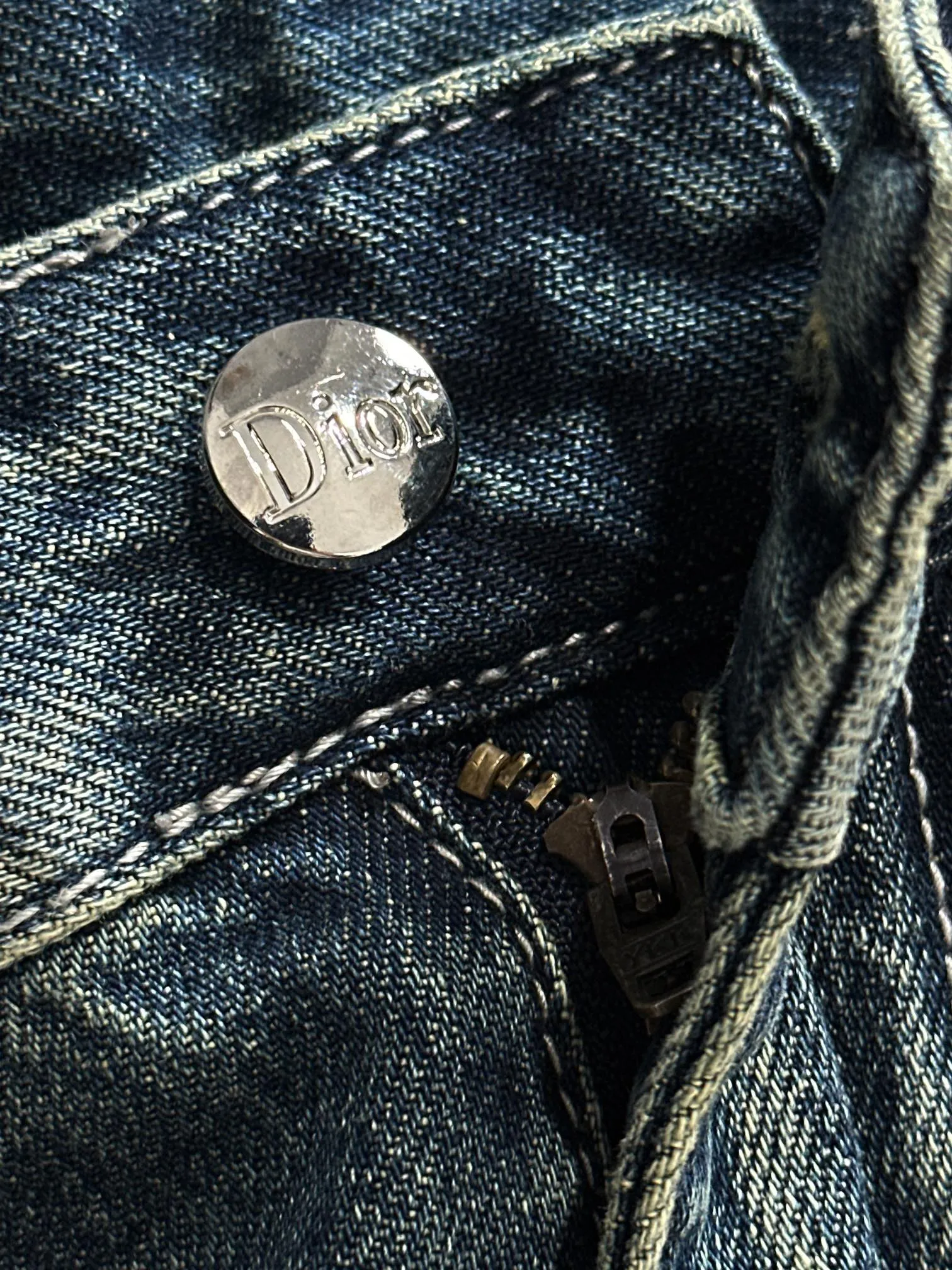 🅿️400 Dior 2025 Four Seasons Loose Jeans Straight Trousers, the trend in the trend! Many fashion bloggers control the upper body. The water is woven from imported Japanese Denim plain cotton denim fabric. It has three standards, is soft, delicate, comfortable and breathable. The color has a modern and fashionable vicissitudes. The upper body is versatile and fashionable! Light luxury, a must-have item for daily commuting! Code number: 28-40 (please state your height and weight when placing an order)