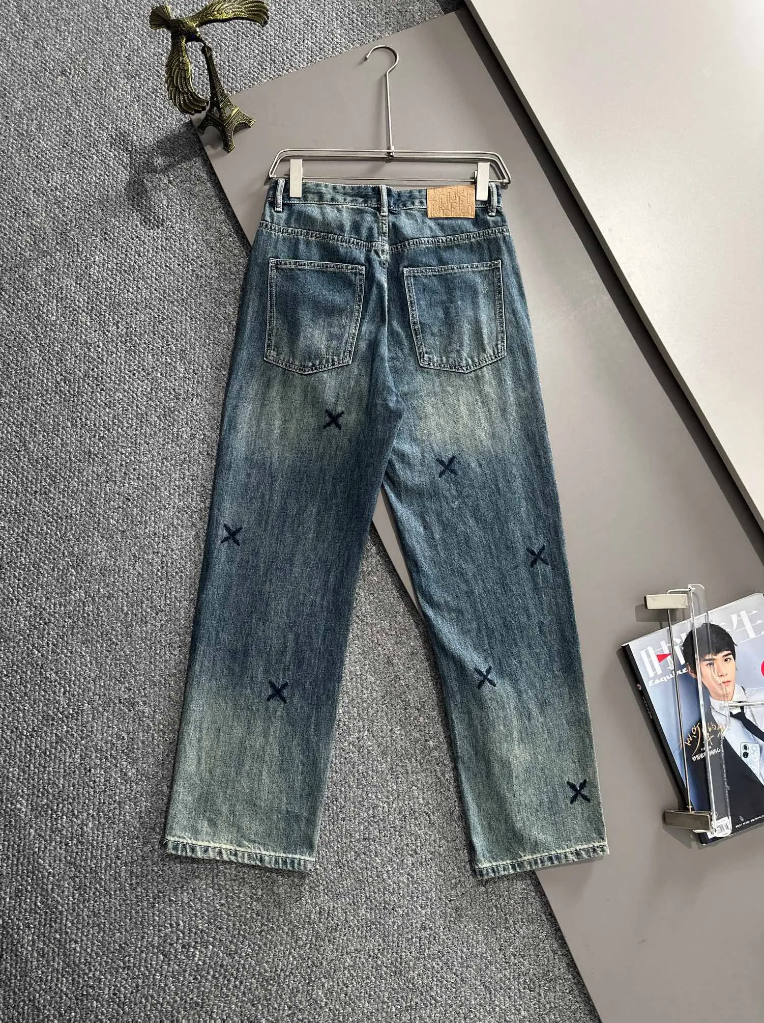🅿️400 Dior 2025 Four Seasons Loose Jeans Straight Trousers, the trend in the trend! Many fashion bloggers control the upper body. The water is woven from imported Japanese Denim plain cotton denim fabric. It has three standards, is soft, delicate, comfortable and breathable. The color has a modern and fashionable vicissitudes. The upper body is versatile and fashionable! Light luxury, a must-have item for daily commuting! Code number: 28-40 (please state your height and weight when placing an order)