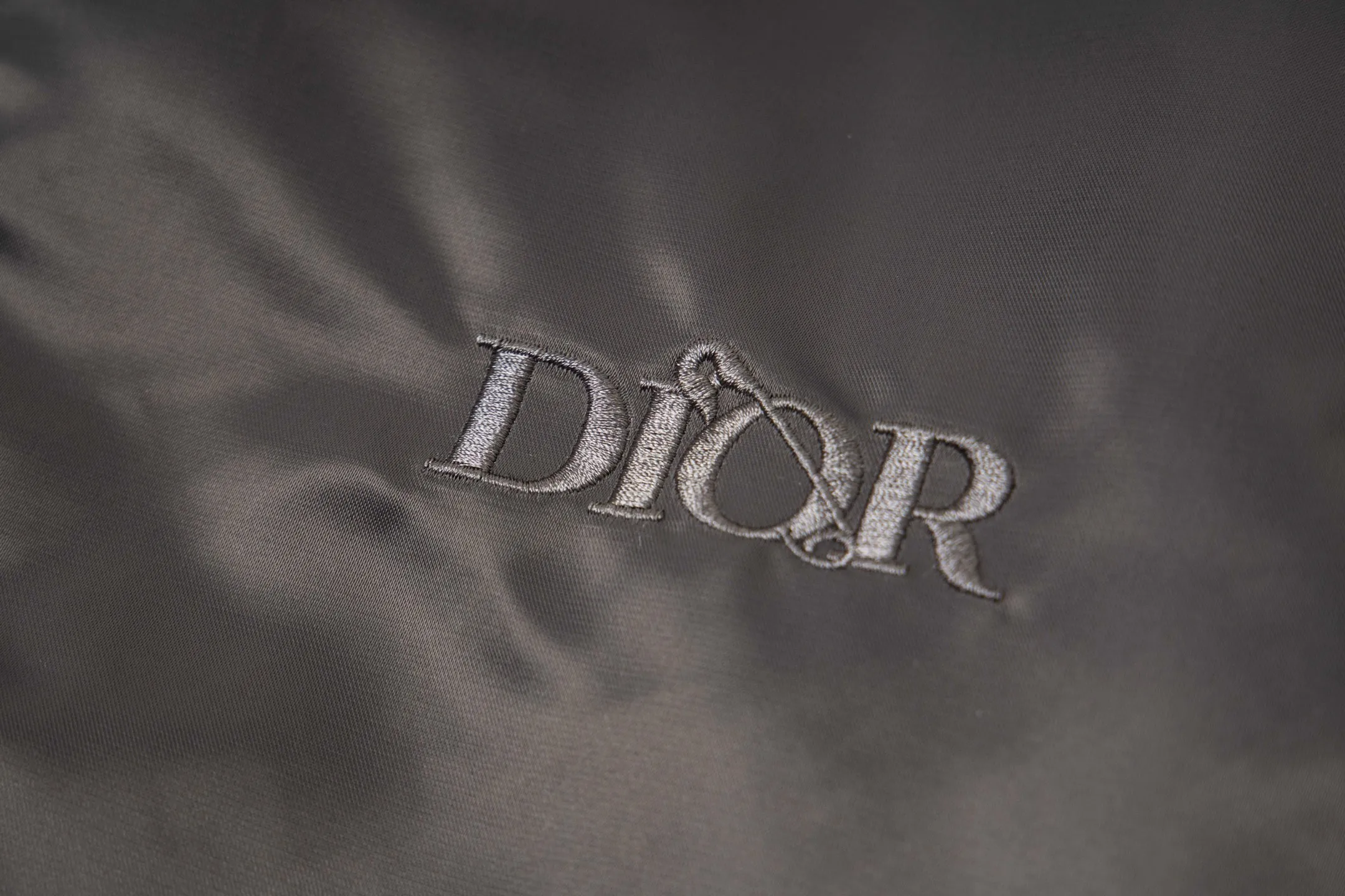 🅿️720 Dior 2025 new embroidered logo couple's baseball collar jacket 💯 Made of polyester fiber composite custom fabric, skin-friendly and comfortable, thick and wide, versatile and portable, fashionable and western style, the same style as the Internet celebrity, ingenious style, simple and fashionable style, same style for men and women, hang tag, collar label, washed wheat 🍃 (complete with three standards) Color: Fully printed picture color Size: 44-50