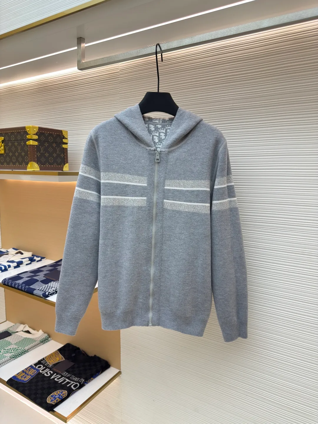 DIOR double-sided cashmere zipper jacket ●Item number: 1680432-B50 ●Fabric: Cashmere fabric ●Technology: Knitting ●Version: Fitted version ●Weight: about 845 grams ●Size: S-M-L-XL-XXL ●Description: Made of high-weight cashmere, warm, soft and comfortable! Reversible knit sweater with navy blue on one side and signature Oblique print on the other for a classic reversible look. The double-sided zipper with custom molding can be matched at will and the classic is reproduced. The overall wiring is straight and delicate, the fabric is comfortable and soft, and the color is consistent without color difference. It can be matched with the same style to create a fashionable look and control various occasions. Customized accessories, complete with three standards, same style for men and women!