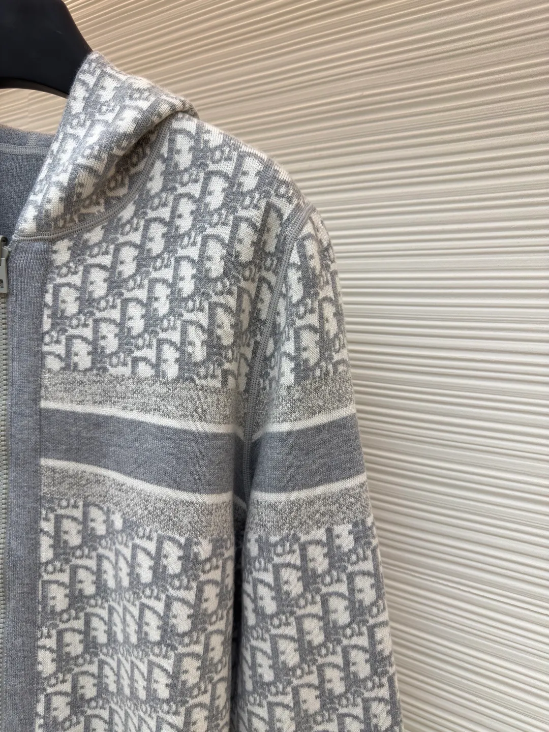 DIOR double-sided cashmere zipper jacket ●Item number: 1680432-B50 ●Fabric: Cashmere fabric ●Technology: Knitting ●Version: Fitted version ●Weight: about 845 grams ●Size: S-M-L-XL-XXL ●Description: Made of high-weight cashmere, warm, soft and comfortable! Reversible knit sweater with navy blue on one side and signature Oblique print on the other for a classic reversible look. The double-sided zipper with custom molding can be matched at will and the classic is reproduced. The overall wiring is straight and delicate, the fabric is comfortable and soft, and the color is consistent without color difference. It can be matched with the same style to create a fashionable look and control various occasions. Customized accessories, complete with three standards, same style for men and women!