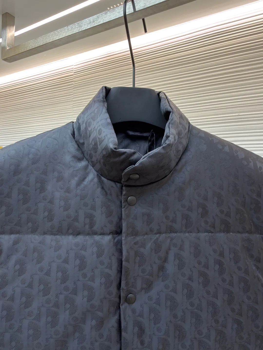 Dior dark pattern jacquard all-over print vest ●Original version: Purchased and developed for 17999 ●Item number: 1681378-C85 ●Fabric: white duck down fabric ●Technology: jacquard production ●Color: black ●Version: fitted version ●Weight: about 600 grams ●Size: S-M-L ●Description: This vest is made of full-width brand iconic jacquard fabric, with dark gray shading to present a low-key luxury texture. Using three-dimensional quilting technology, down is evenly filled into the grid-like partitions to ensure warmth while creating a full and crisp silhouette. The stand-up collar design and metal button placket make it easy to put on and take off and enhance the layering of the look. Hidden diagonal pockets are used on both sides, taking into account practicality and overall aesthetics. From fabric weaving to down filling, every process is strictly controlled: the jacquard process ensures clear and three-dimensional pattern texture, the quilting lines are neat and even, and the buttons are made of high-quality metal material, which is durable. The overall craftsmanship exquisitely integrates brand recognition, thermal function and fashionable design, showing superb clothing making standards and high-end taste. Purchase the original version for development, order the color and dye it, and feel free to compare it with any version on the market!