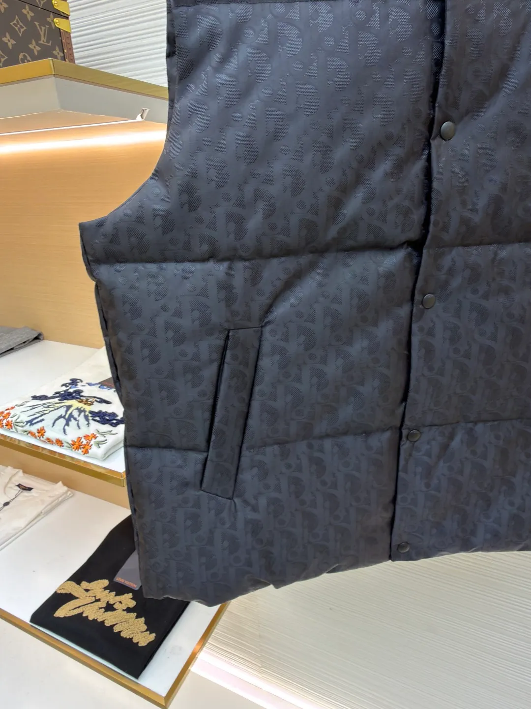 Dior dark pattern jacquard all-over print vest ●Original version: Purchased and developed for 17999 ●Item number: 1681378-C85 ●Fabric: white duck down fabric ●Technology: jacquard production ●Color: black ●Version: fitted version ●Weight: about 600 grams ●Size: S-M-L ●Description: This vest is made of full-width brand iconic jacquard fabric, with dark gray shading to present a low-key luxury texture. Using three-dimensional quilting technology, down is evenly filled into the grid-like partitions to ensure warmth while creating a full and crisp silhouette. The stand-up collar design and metal button placket make it easy to put on and take off and enhance the layering of the look. Hidden diagonal pockets are used on both sides, taking into account practicality and overall aesthetics. From fabric weaving to down filling, every process is strictly controlled: the jacquard process ensures clear and three-dimensional pattern texture, the quilting lines are neat and even, and the buttons are made of high-quality metal material, which is durable. The overall craftsmanship exquisitely integrates brand recognition, thermal function and fashionable design, showing superb clothing making standards and high-end taste. Purchase the original version for development, order the color and dye it, and feel free to compare it with any version on the market!