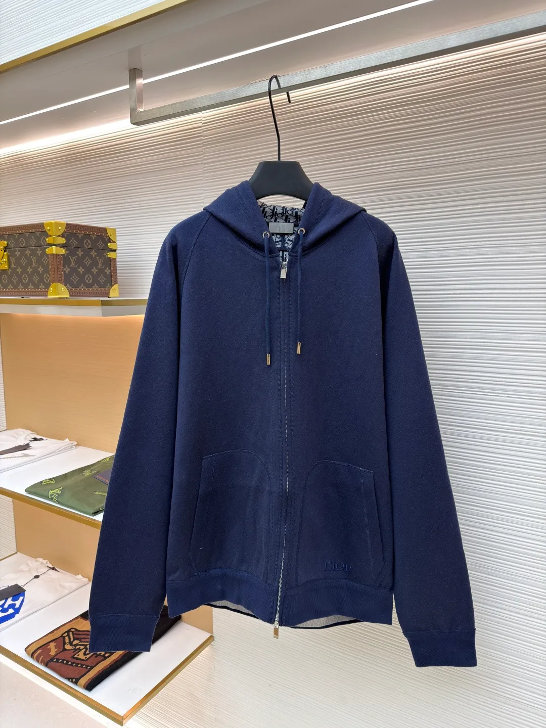 Dior presbyopic wool cashmere hooded cardigan jacket ●Original version: purchased and developed by 16986 ●Item number: 1680894-C00 ●Fabric: wool cashmere fabric ●Technology: jacquard texture production ●Version: fitted version ●Weight: about 990 grams ●Size: S-M-L-XL ●Description: The fabric is made of cashmere fabric, containing 50% wool and pure cotton, with original hemming inside, jacquard letters, integrated design. One side has a solid color logo, and the spliced side has a classic presbyopia. It can be worn on both sides to change the style at any time. Customized imported velvet imported machine weaving, the material is conscientious and full of high-end texture. It is comfortable to wear and skin-friendly. It is made by a large factory and has perfect details and texture. The fabric is made of imported cashmere yarn. New product for early autumn! Hot style return! New version of dropped shoulder design High-grade navy blue presbyopic logo zipper cashmere jacket. Reversible. The letter jacquard texture on the back is luxurious and handsome. The hooded design is fashionable and advanced. The classic version does not make people look slimmer. Highly recommended! The overall wiring is straight and delicate, the fabric is comfortable and soft, and the color is consistent without color difference. It can be matched with the same style to create a fashionable look and control various occasions. Customized accessories, complete with three standards, same style for men and women!