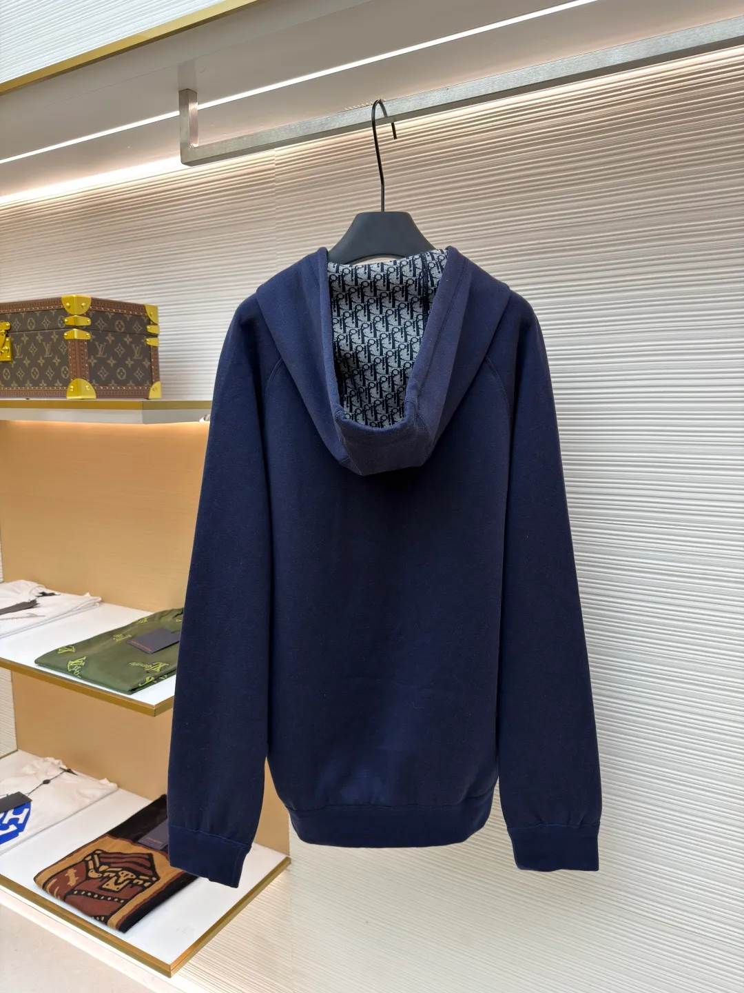 Dior presbyopic wool cashmere hooded cardigan jacket ●Original version: purchased and developed by 16986 ●Item number: 1680894-C00 ●Fabric: wool cashmere fabric ●Technology: jacquard texture production ●Version: fitted version ●Weight: about 990 grams ●Size: S-M-L-XL ●Description: The fabric is made of cashmere fabric, containing 50% wool and pure cotton, with original hemming inside, jacquard letters, integrated design. One side has a solid color logo, and the spliced side has a classic presbyopia. It can be worn on both sides to change the style at any time. Customized imported velvet imported machine weaving, the material is conscientious and full of high-end texture. It is comfortable to wear and skin-friendly. It is made by a large factory and has perfect details and texture. The fabric is made of imported cashmere yarn. New product for early autumn! Hot style return! New version of dropped shoulder design High-grade navy blue presbyopic logo zipper cashmere jacket. Reversible. The letter jacquard texture on the back is luxurious and handsome. The hooded design is fashionable and advanced. The classic version does not make people look slimmer. Highly recommended! The overall wiring is straight and delicate, the fabric is comfortable and soft, and the color is consistent without color difference. It can be matched with the same style to create a fashionable look and control various occasions. Customized accessories, complete with three standards, same style for men and women!