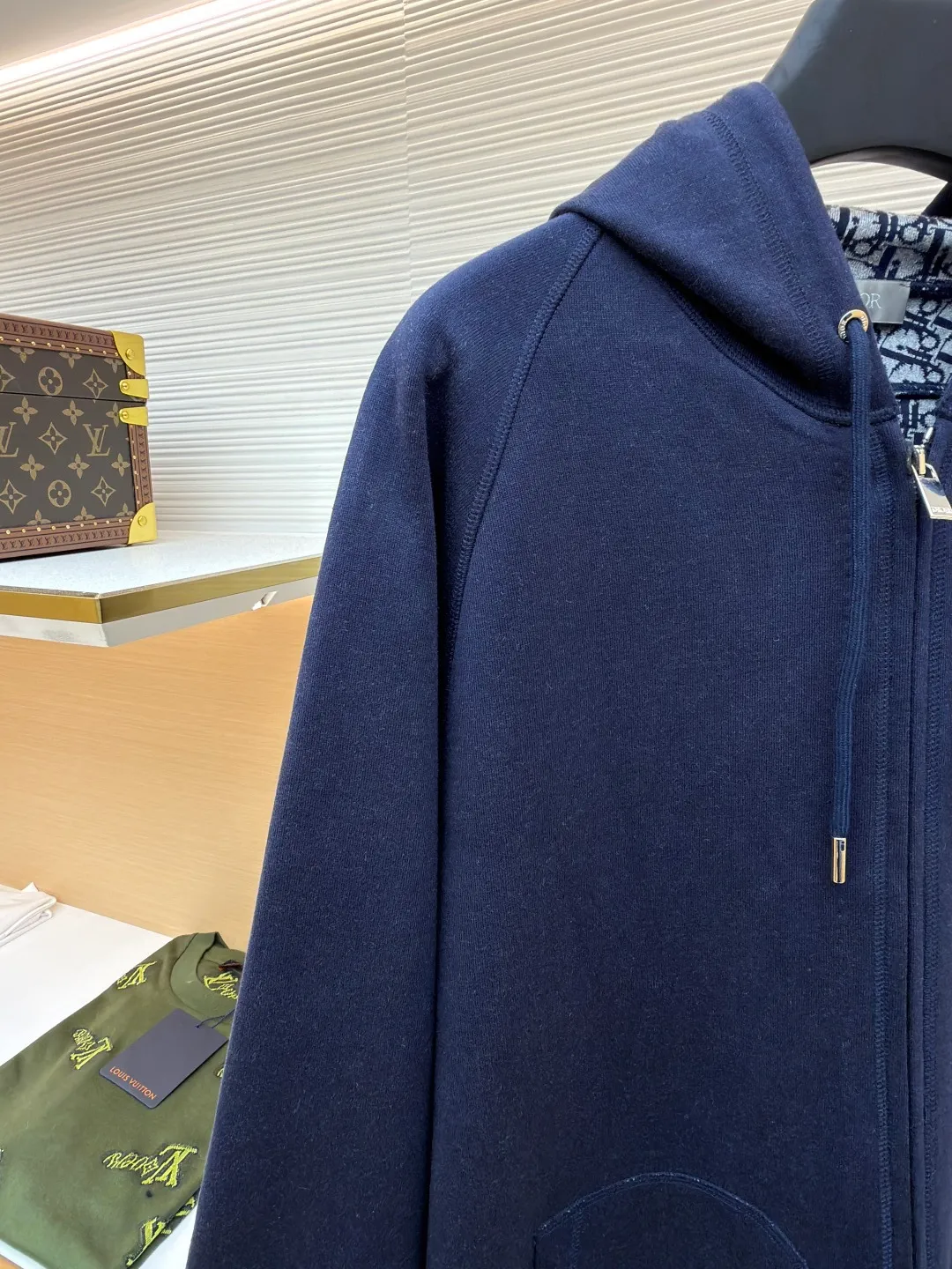 Dior presbyopic wool cashmere hooded cardigan jacket ●Original version: purchased and developed by 16986 ●Item number: 1680894-C00 ●Fabric: wool cashmere fabric ●Technology: jacquard texture production ●Version: fitted version ●Weight: about 990 grams ●Size: S-M-L-XL ●Description: The fabric is made of cashmere fabric, containing 50% wool and pure cotton, with original hemming inside, jacquard letters, integrated design. One side has a solid color logo, and the spliced side has a classic presbyopia. It can be worn on both sides to change the style at any time. Customized imported velvet imported machine weaving, the material is conscientious and full of high-end texture. It is comfortable to wear and skin-friendly. It is made by a large factory and has perfect details and texture. The fabric is made of imported cashmere yarn. New product for early autumn! Hot style return! New version of dropped shoulder design High-grade navy blue presbyopic logo zipper cashmere jacket. Reversible. The letter jacquard texture on the back is luxurious and handsome. The hooded design is fashionable and advanced. The classic version does not make people look slimmer. Highly recommended! The overall wiring is straight and delicate, the fabric is comfortable and soft, and the color is consistent without color difference. It can be matched with the same style to create a fashionable look and control various occasions. Customized accessories, complete with three standards, same style for men and women!