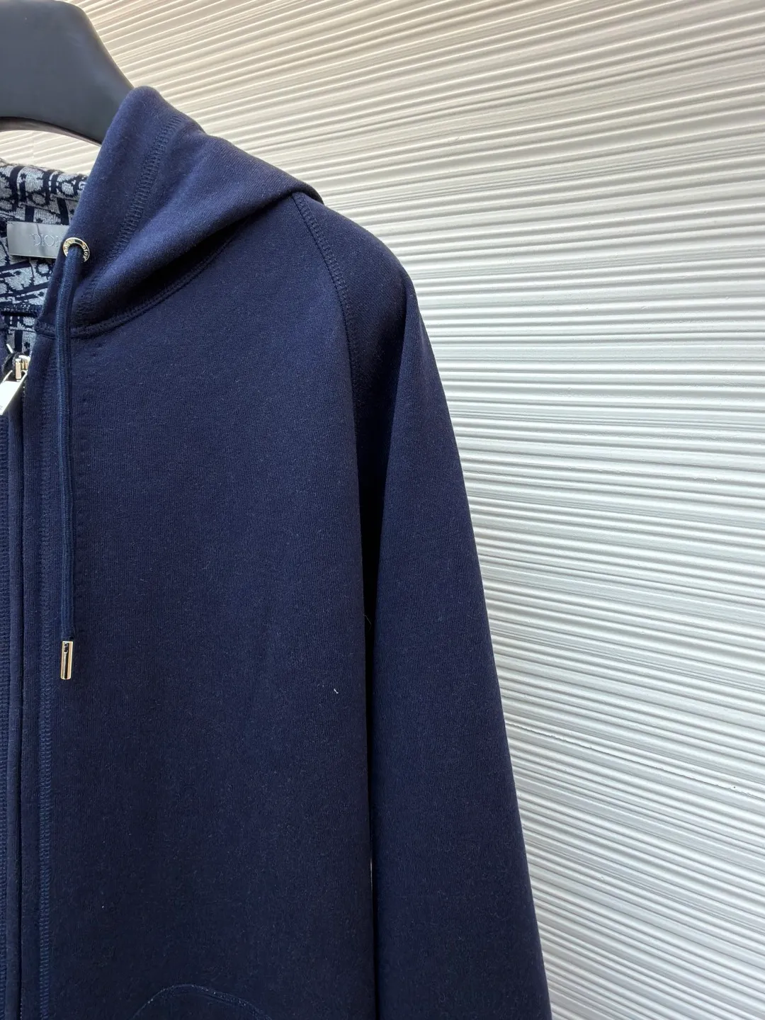 Dior presbyopic wool cashmere hooded cardigan jacket ●Original version: purchased and developed by 16986 ●Item number: 1680894-C00 ●Fabric: wool cashmere fabric ●Technology: jacquard texture production ●Version: fitted version ●Weight: about 990 grams ●Size: S-M-L-XL ●Description: The fabric is made of cashmere fabric, containing 50% wool and pure cotton, with original hemming inside, jacquard letters, integrated design. One side has a solid color logo, and the spliced side has a classic presbyopia. It can be worn on both sides to change the style at any time. Customized imported velvet imported machine weaving, the material is conscientious and full of high-end texture. It is comfortable to wear and skin-friendly. It is made by a large factory and has perfect details and texture. The fabric is made of imported cashmere yarn. New product for early autumn! Hot style return! New version of dropped shoulder design High-grade navy blue presbyopic logo zipper cashmere jacket. Reversible. The letter jacquard texture on the back is luxurious and handsome. The hooded design is fashionable and advanced. The classic version does not make people look slimmer. Highly recommended! The overall wiring is straight and delicate, the fabric is comfortable and soft, and the color is consistent without color difference. It can be matched with the same style to create a fashionable look and control various occasions. Customized accessories, complete with three standards, same style for men and women!