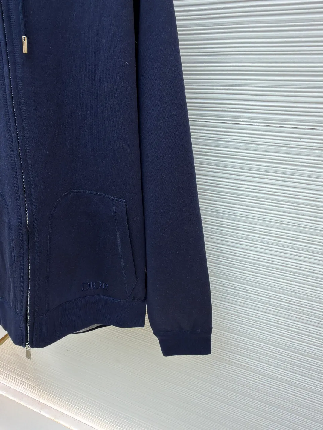 Dior presbyopic wool cashmere hooded cardigan jacket ●Original version: purchased and developed by 16986 ●Item number: 1680894-C00 ●Fabric: wool cashmere fabric ●Technology: jacquard texture production ●Version: fitted version ●Weight: about 990 grams ●Size: S-M-L-XL ●Description: The fabric is made of cashmere fabric, containing 50% wool and pure cotton, with original hemming inside, jacquard letters, integrated design. One side has a solid color logo, and the spliced side has a classic presbyopia. It can be worn on both sides to change the style at any time. Customized imported velvet imported machine weaving, the material is conscientious and full of high-end texture. It is comfortable to wear and skin-friendly. It is made by a large factory and has perfect details and texture. The fabric is made of imported cashmere yarn. New product for early autumn! Hot style return! New version of dropped shoulder design High-grade navy blue presbyopic logo zipper cashmere jacket. Reversible. The letter jacquard texture on the back is luxurious and handsome. The hooded design is fashionable and advanced. The classic version does not make people look slimmer. Highly recommended! The overall wiring is straight and delicate, the fabric is comfortable and soft, and the color is consistent without color difference. It can be matched with the same style to create a fashionable look and control various occasions. Customized accessories, complete with three standards, same style for men and women!