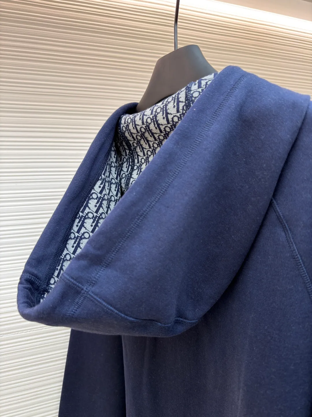 Dior presbyopic wool cashmere hooded cardigan jacket ●Original version: purchased and developed by 16986 ●Item number: 1680894-C00 ●Fabric: wool cashmere fabric ●Technology: jacquard texture production ●Version: fitted version ●Weight: about 990 grams ●Size: S-M-L-XL ●Description: The fabric is made of cashmere fabric, containing 50% wool and pure cotton, with original hemming inside, jacquard letters, integrated design. One side has a solid color logo, and the spliced side has a classic presbyopia. It can be worn on both sides to change the style at any time. Customized imported velvet imported machine weaving, the material is conscientious and full of high-end texture. It is comfortable to wear and skin-friendly. It is made by a large factory and has perfect details and texture. The fabric is made of imported cashmere yarn. New product for early autumn! Hot style return! New version of dropped shoulder design High-grade navy blue presbyopic logo zipper cashmere jacket. Reversible. The letter jacquard texture on the back is luxurious and handsome. The hooded design is fashionable and advanced. The classic version does not make people look slimmer. Highly recommended! The overall wiring is straight and delicate, the fabric is comfortable and soft, and the color is consistent without color difference. It can be matched with the same style to create a fashionable look and control various occasions. Customized accessories, complete with three standards, same style for men and women!