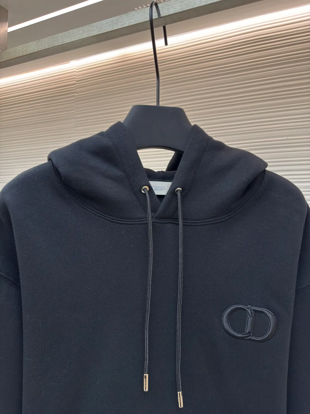 DIOR logo embroidered long-sleeved hoodie ●Authentic product: purchased and developed by 3974 ●Item number: 1680345-A85 ●Fabric: pure cotton fabric ●Technology: embroidery production ●Version: loose fit ●Weight: about 755 grams ●Size: S-M-L-XL ●Description: Made of customized cotton fabric, with classic high-density logo embroidery on the chest and velvet design on the inside. It can be matched with bottoms of the same season to create a fashionable look. It can be worn inside or outside to suit various occasions. Customized accessories, complete with three labels, same style for men and women!