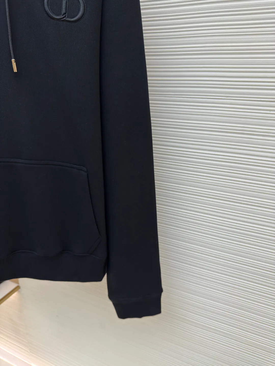 DIOR logo embroidered long-sleeved hoodie ●Authentic product: purchased and developed by 3974 ●Item number: 1680345-A85 ●Fabric: pure cotton fabric ●Technology: embroidery production ●Version: loose fit ●Weight: about 755 grams ●Size: S-M-L-XL ●Description: Made of customized cotton fabric, with classic high-density logo embroidery on the chest and velvet design on the inside. It can be matched with bottoms of the same season to create a fashionable look. It can be worn inside or outside to suit various occasions. Customized accessories, complete with three labels, same style for men and women!