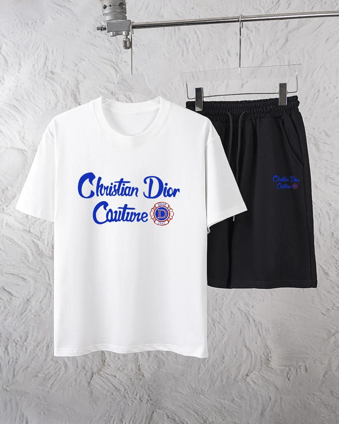 🅿️300 Dior Exclusively provides new trendy men’s fashionable round neck short-sleeved shorts suits, trendy and fashionable casual short-sleeved suits! It has high breathability and comfort, impeccable details, and brand element design concept, reflecting high quality. It presents a casual cut and the upper body shape is great! Material: 250g Xinjiang long-staple cotton short sleeves + 360g pure cotton terry shorts Size: S M L Due to manual measurement, there is a deviation of about 1-3CM in size.
