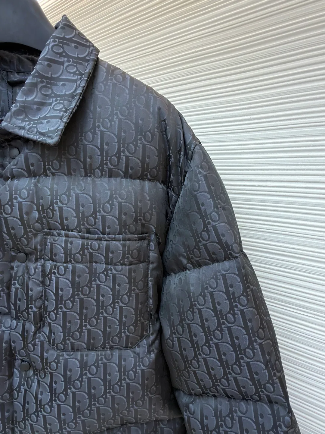 Dior 25ss jacquard all-over printed down jacket ●Original version: purchased and developed by 21894 ●Item number: 1682014-D35 ●Fabric: white duck down fabric ●Technology: jacquard production ●Color: black ●Version: fitted version ●Weight: about 800 grams ●Size: 46-48-50-52 ●Description: The fabric adopts scientific jacquard technology: laser jacquard technology is applied to the fabric to make the whole piece of clothing uneven and more three-dimensional. This technology not only improves the visual effect of the fabric, but also enhances its durability and comfort. Custom-woven high-density satin nylon material, combined with dark jacquard weaving, makes the down vest extremely waterproof, anti-fouling, and dust-proof. This ensures that the vest will look and perform well in inclement weather. Oblique printing is applied to fabrics through precise printing technology and blends perfectly with the fabrics, presenting a low-key and luxurious visual effect. High-quality 90% white duck down is used as the filling, and it has been strictly processed and screened to ensure the fluffiness and warmth of the down. Evenly fill the down into the inner bladder of the vest and fix it by sewing and taping. Detailed processing is done on the collar, cuffs, hem and other parts of the vest to improve the practicality and beauty of the vest. At the same time, the vests are ironed and inspected to ensure that the product quality meets the standards. The overall wiring is straight and delicate, the fabric is comfortable and soft, and the color is consistent without color difference. It can be matched with the same style to create a fashionable look and control various occasions. Customized accessories, complete with three standards, same style for men and women!