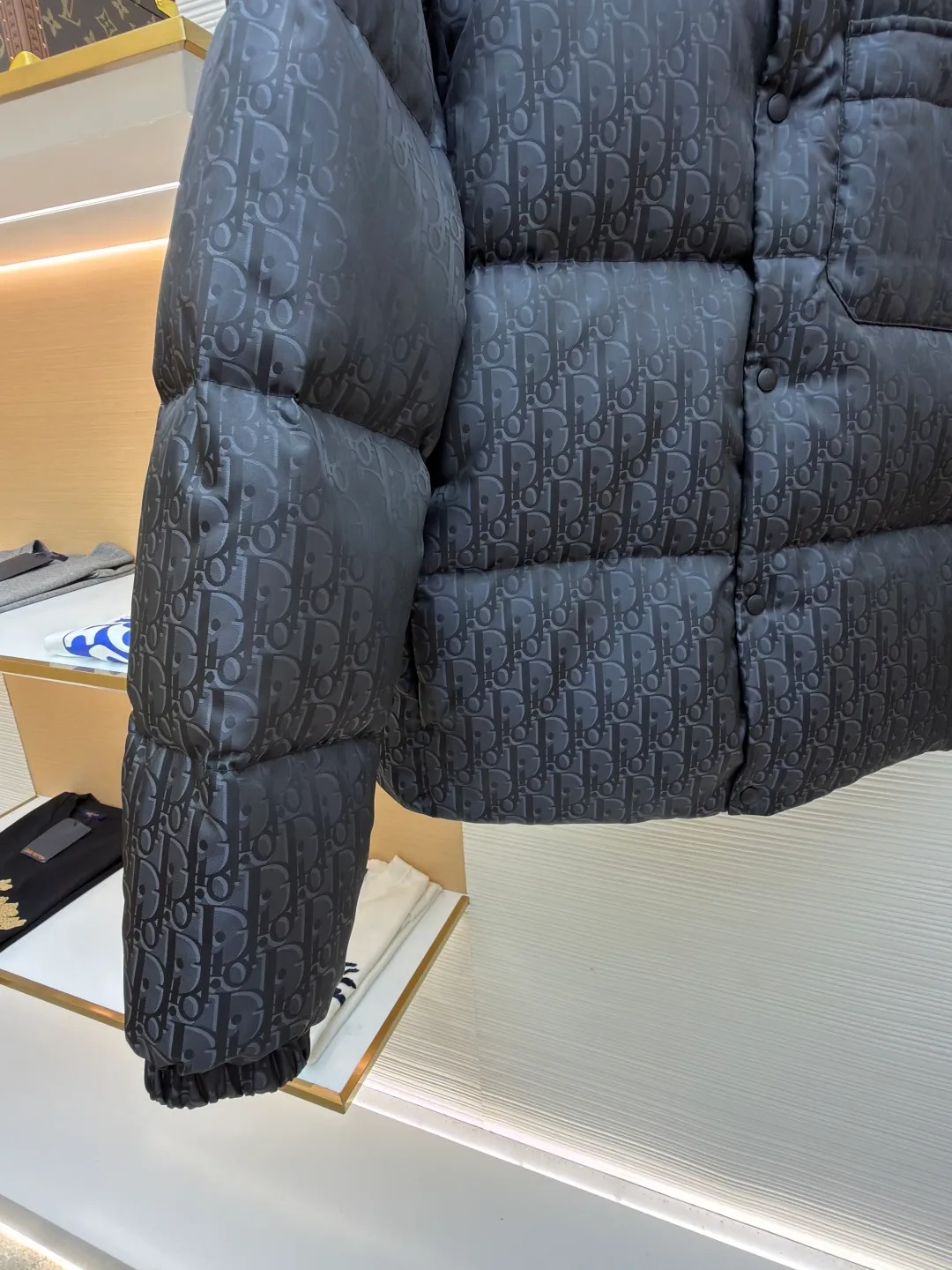Dior 25ss jacquard all-over printed down jacket ●Original version: purchased and developed by 21894 ●Item number: 1682014-D35 ●Fabric: white duck down fabric ●Technology: jacquard production ●Color: black ●Version: fitted version ●Weight: about 800 grams ●Size: 46-48-50-52 ●Description: The fabric adopts scientific jacquard technology: laser jacquard technology is applied to the fabric to make the whole piece of clothing uneven and more three-dimensional. This technology not only improves the visual effect of the fabric, but also enhances its durability and comfort. Custom-woven high-density satin nylon material, combined with dark jacquard weaving, makes the down vest extremely waterproof, anti-fouling, and dust-proof. This ensures that the vest will look and perform well in inclement weather. Oblique printing is applied to fabrics through precise printing technology and blends perfectly with the fabrics, presenting a low-key and luxurious visual effect. High-quality 90% white duck down is used as the filling, and it has been strictly processed and screened to ensure the fluffiness and warmth of the down. Evenly fill the down into the inner bladder of the vest and fix it by sewing and taping. Detailed processing is done on the collar, cuffs, hem and other parts of the vest to improve the practicality and beauty of the vest. At the same time, the vests are ironed and inspected to ensure that the product quality meets the standards. The overall wiring is straight and delicate, the fabric is comfortable and soft, and the color is consistent without color difference. It can be matched with the same style to create a fashionable look and control various occasions. Customized accessories, complete with three standards, same style for men and women!