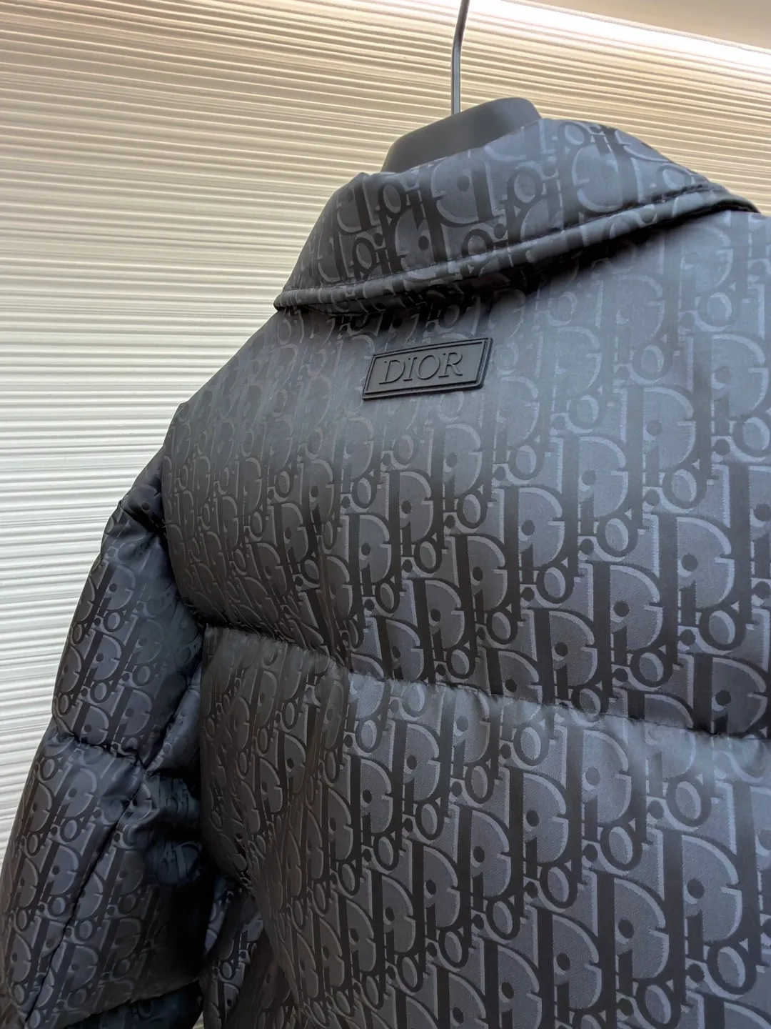 Dior 25ss jacquard all-over printed down jacket ●Original version: purchased and developed by 21894 ●Item number: 1682014-D35 ●Fabric: white duck down fabric ●Technology: jacquard production ●Color: black ●Version: fitted version ●Weight: about 800 grams ●Size: 46-48-50-52 ●Description: The fabric adopts scientific jacquard technology: laser jacquard technology is applied to the fabric to make the whole piece of clothing uneven and more three-dimensional. This technology not only improves the visual effect of the fabric, but also enhances its durability and comfort. Custom-woven high-density satin nylon material, combined with dark jacquard weaving, makes the down vest extremely waterproof, anti-fouling, and dust-proof. This ensures that the vest will look and perform well in inclement weather. Oblique printing is applied to fabrics through precise printing technology and blends perfectly with the fabrics, presenting a low-key and luxurious visual effect. High-quality 90% white duck down is used as the filling, and it has been strictly processed and screened to ensure the fluffiness and warmth of the down. Evenly fill the down into the inner bladder of the vest and fix it by sewing and taping. Detailed processing is done on the collar, cuffs, hem and other parts of the vest to improve the practicality and beauty of the vest. At the same time, the vests are ironed and inspected to ensure that the product quality meets the standards. The overall wiring is straight and delicate, the fabric is comfortable and soft, and the color is consistent without color difference. It can be matched with the same style to create a fashionable look and control various occasions. Customized accessories, complete with three standards, same style for men and women!