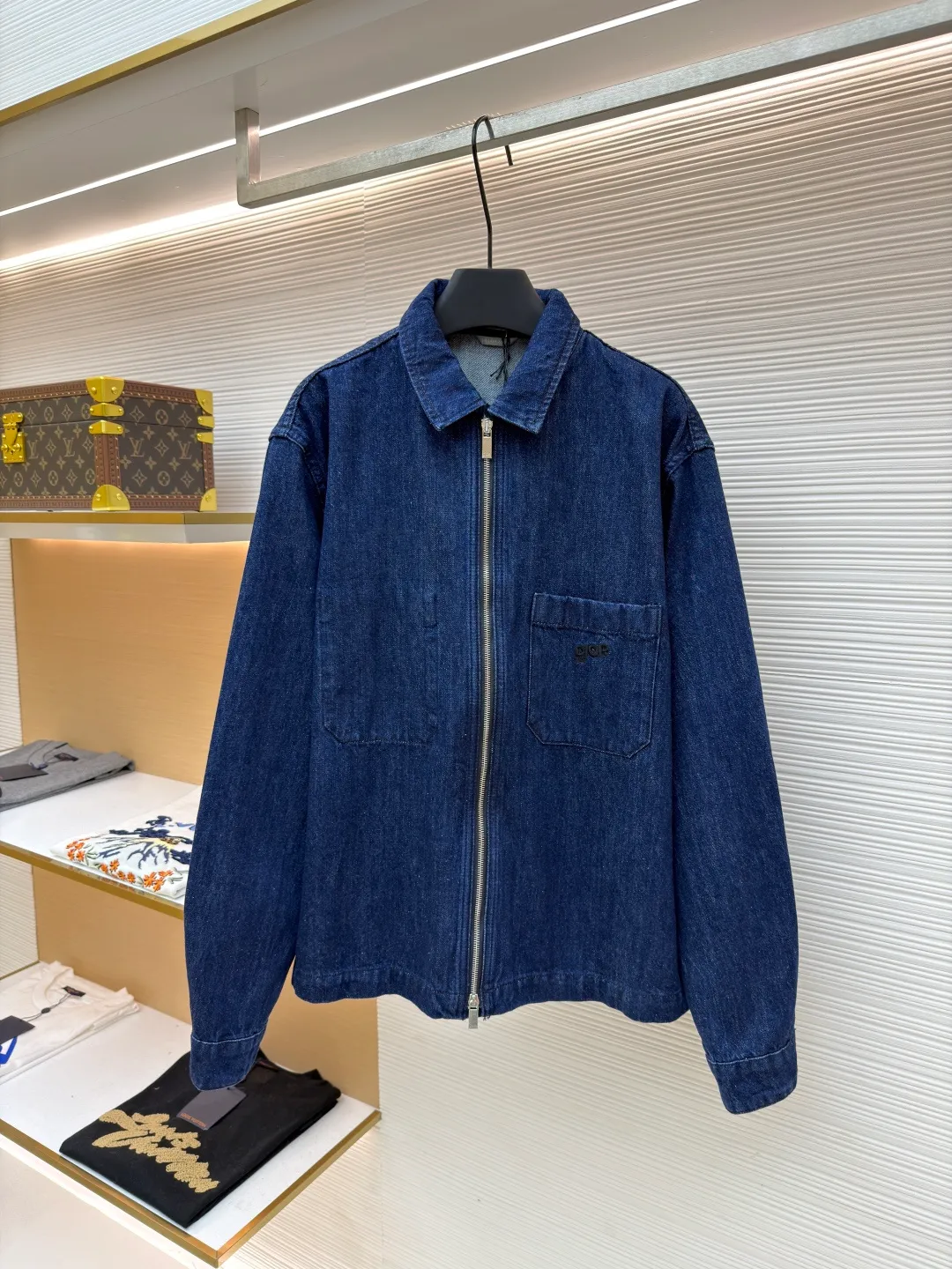 Dior black letter embroidered jacket denim shirt ●Original version: Purchased and developed by 12599 ●Item number: 1681538-B45 ●Material: denim fabric ●Technology: Soft washable production ●Color: blue ●Version: fitted version ●Weight: about 790 grams ●Size: 44-46-48-50 ●Description: This product is made of blue cotton denim. The fabric is woven using high-count cotton yarn. The finished garment effect is achieved through stone washing and finishing process. Special fabric treatments retain denim's classic look and durability while reducing its traditional heavy, stiff stereotype, making it more suitable as a spring outerwear shirt. The embroidery is applied to the breast pockets and back, using a process that combines black embroidery thread with flat stitch three-dimensional embroidery to present the delicate layers and outline lines of the letters. Its precise stitching creates a tense contrast with the rough texture of the jeans. The brand letter logo is matte and needle embroidered, and the contrasting matte embroidery thread material is used for the version to best restore the same effect as the original version. The embroidery is very fine and dense, and by controlling the direction and tightness of the embroidery thread, the embroidery thread forms different bends and heights on the embroidery cloth. Combined with encryption processing to increase the three-dimensional effect, it has a convex feel and a strong three-dimensional effect, and the embroidery body has a subtle matte visual texture. General washing is a common denim washing process, mainly used to remove impurities and floating colors on the surface of denim. In the general washing process, water and detergent are usually used for cleaning. Through gentle scrubbing and rinsing, the denim becomes softer and cleaner. The overall wiring is straight and delicate, the fabric is comfortable and soft, and the color is consistent without color difference. It can be matched with the same style to create a fashionable look and control various occasions. Customized accessories, complete with three standards, same style for men and women!