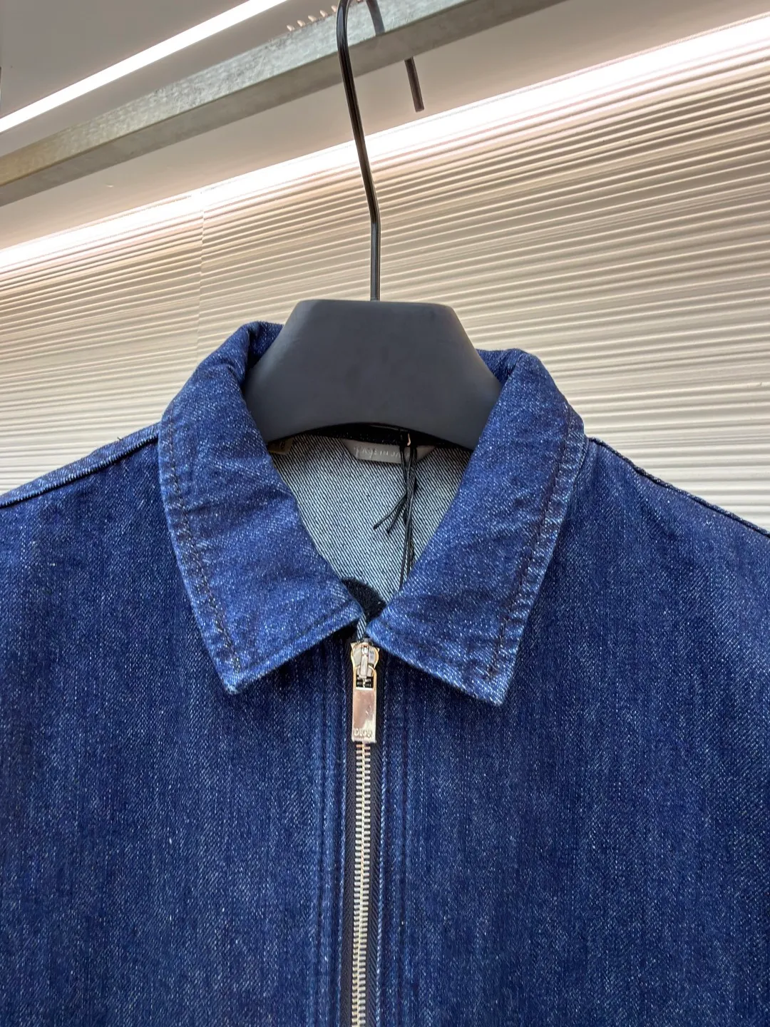 Dior black letter embroidered jacket denim shirt ●Original version: Purchased and developed by 12599 ●Item number: 1681538-B45 ●Material: denim fabric ●Technology: Soft washable production ●Color: blue ●Version: fitted version ●Weight: about 790 grams ●Size: 44-46-48-50 ●Description: This product is made of blue cotton denim. The fabric is woven using high-count cotton yarn. The finished garment effect is achieved through stone washing and finishing process. Special fabric treatments retain denim's classic look and durability while reducing its traditional heavy, stiff stereotype, making it more suitable as a spring outerwear shirt. The embroidery is applied to the breast pockets and back, using a process that combines black embroidery thread with flat stitch three-dimensional embroidery to present the delicate layers and outline lines of the letters. Its precise stitching creates a tense contrast with the rough texture of the jeans. The brand letter logo is matte and needle embroidered, and the contrasting matte embroidery thread material is used for the version to best restore the same effect as the original version. The embroidery is very fine and dense, and by controlling the direction and tightness of the embroidery thread, the embroidery thread forms different bends and heights on the embroidery cloth. Combined with encryption processing to increase the three-dimensional effect, it has a convex feel and a strong three-dimensional effect, and the embroidery body has a subtle matte visual texture. General washing is a common denim washing process, mainly used to remove impurities and floating colors on the surface of denim. In the general washing process, water and detergent are usually used for cleaning. Through gentle scrubbing and rinsing, the denim becomes softer and cleaner. The overall wiring is straight and delicate, the fabric is comfortable and soft, and the color is consistent without color difference. It can be matched with the same style to create a fashionable look and control various occasions. Customized accessories, complete with three standards, same style for men and women!