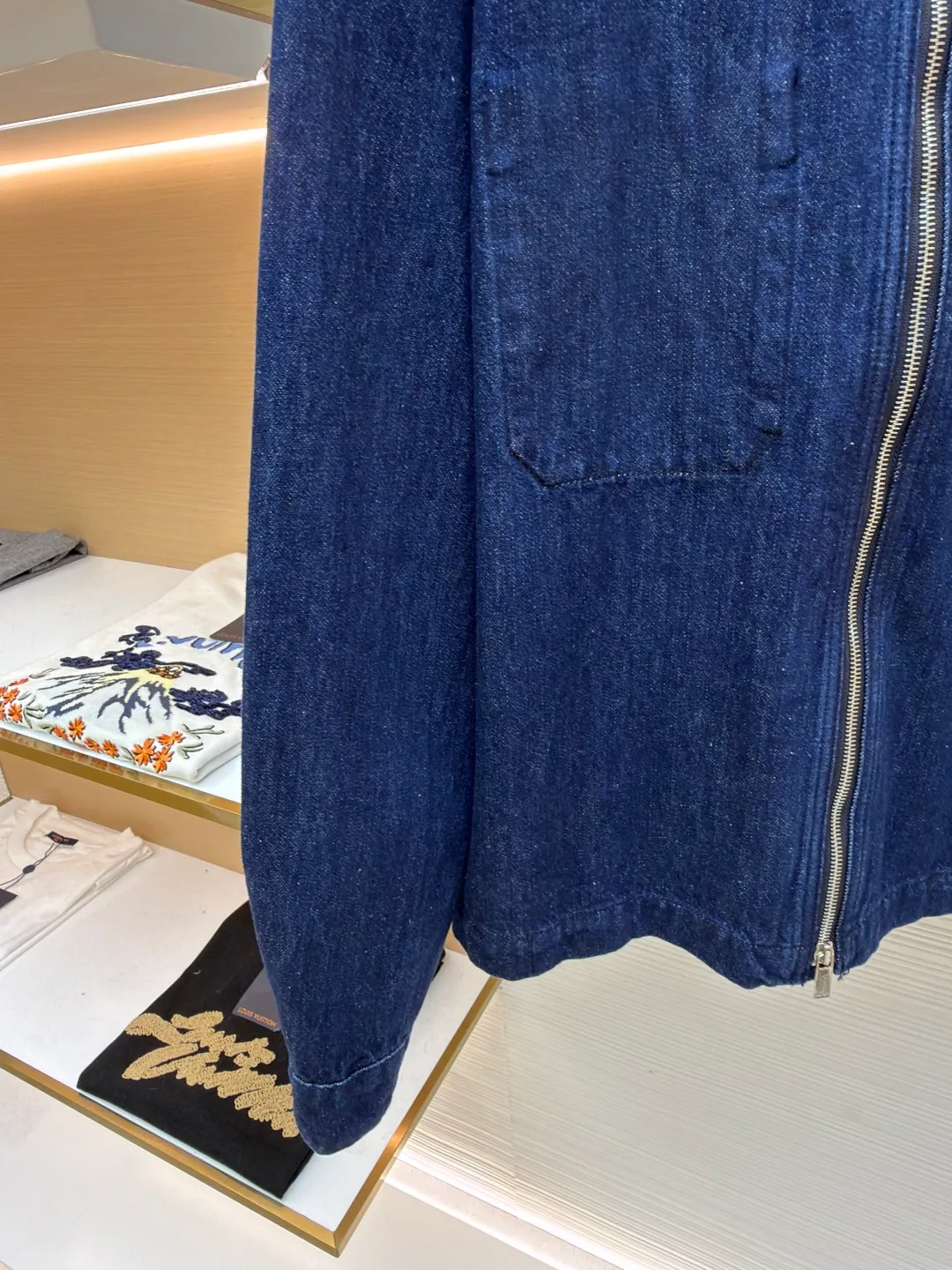 Dior black letter embroidered jacket denim shirt ●Original version: Purchased and developed by 12599 ●Item number: 1681538-B45 ●Material: denim fabric ●Technology: Soft washable production ●Color: blue ●Version: fitted version ●Weight: about 790 grams ●Size: 44-46-48-50 ●Description: This product is made of blue cotton denim. The fabric is woven using high-count cotton yarn. The finished garment effect is achieved through stone washing and finishing process. Special fabric treatments retain denim's classic look and durability while reducing its traditional heavy, stiff stereotype, making it more suitable as a spring outerwear shirt. The embroidery is applied to the breast pockets and back, using a process that combines black embroidery thread with flat stitch three-dimensional embroidery to present the delicate layers and outline lines of the letters. Its precise stitching creates a tense contrast with the rough texture of the jeans. The brand letter logo is matte and needle embroidered, and the contrasting matte embroidery thread material is used for the version to best restore the same effect as the original version. The embroidery is very fine and dense, and by controlling the direction and tightness of the embroidery thread, the embroidery thread forms different bends and heights on the embroidery cloth. Combined with encryption processing to increase the three-dimensional effect, it has a convex feel and a strong three-dimensional effect, and the embroidery body has a subtle matte visual texture. General washing is a common denim washing process, mainly used to remove impurities and floating colors on the surface of denim. In the general washing process, water and detergent are usually used for cleaning. Through gentle scrubbing and rinsing, the denim becomes softer and cleaner. The overall wiring is straight and delicate, the fabric is comfortable and soft, and the color is consistent without color difference. It can be matched with the same style to create a fashionable look and control various occasions. Customized accessories, complete with three standards, same style for men and women!