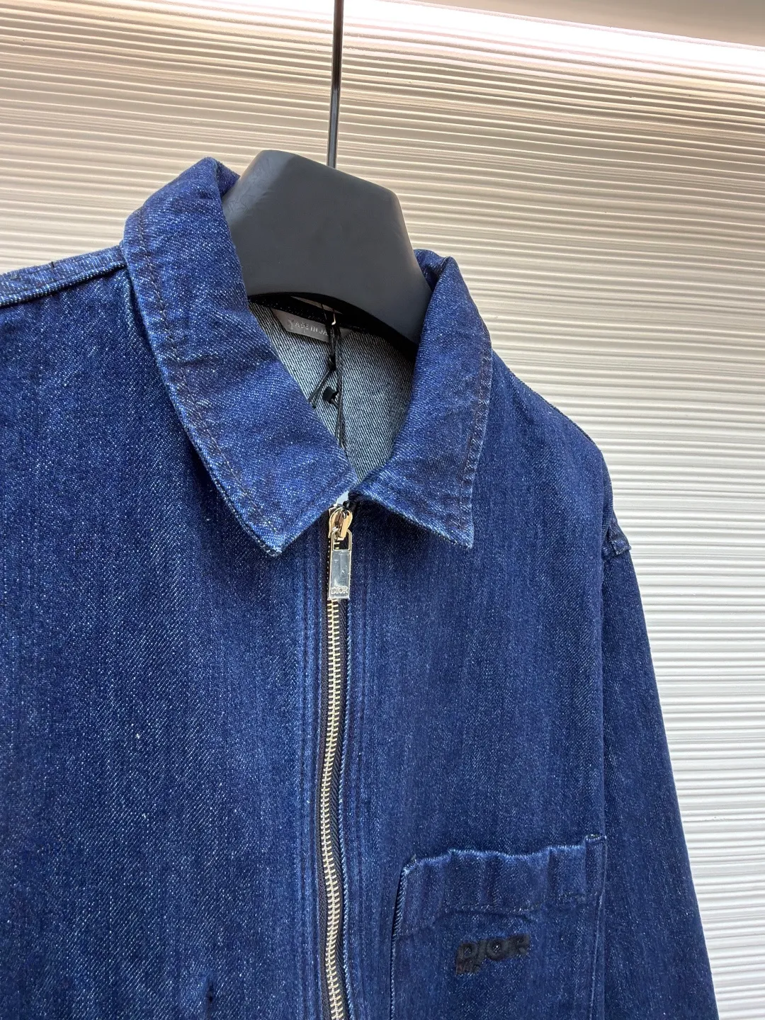 Dior black letter embroidered jacket denim shirt ●Original version: Purchased and developed by 12599 ●Item number: 1681538-B45 ●Material: denim fabric ●Technology: Soft washable production ●Color: blue ●Version: fitted version ●Weight: about 790 grams ●Size: 44-46-48-50 ●Description: This product is made of blue cotton denim. The fabric is woven using high-count cotton yarn. The finished garment effect is achieved through stone washing and finishing process. Special fabric treatments retain denim's classic look and durability while reducing its traditional heavy, stiff stereotype, making it more suitable as a spring outerwear shirt. The embroidery is applied to the breast pockets and back, using a process that combines black embroidery thread with flat stitch three-dimensional embroidery to present the delicate layers and outline lines of the letters. Its precise stitching creates a tense contrast with the rough texture of the jeans. The brand letter logo is matte and needle embroidered, and the contrasting matte embroidery thread material is used for the version to best restore the same effect as the original version. The embroidery is very fine and dense, and by controlling the direction and tightness of the embroidery thread, the embroidery thread forms different bends and heights on the embroidery cloth. Combined with encryption processing to increase the three-dimensional effect, it has a convex feel and a strong three-dimensional effect, and the embroidery body has a subtle matte visual texture. General washing is a common denim washing process, mainly used to remove impurities and floating colors on the surface of denim. In the general washing process, water and detergent are usually used for cleaning. Through gentle scrubbing and rinsing, the denim becomes softer and cleaner. The overall wiring is straight and delicate, the fabric is comfortable and soft, and the color is consistent without color difference. It can be matched with the same style to create a fashionable look and control various occasions. Customized accessories, complete with three standards, same style for men and women!