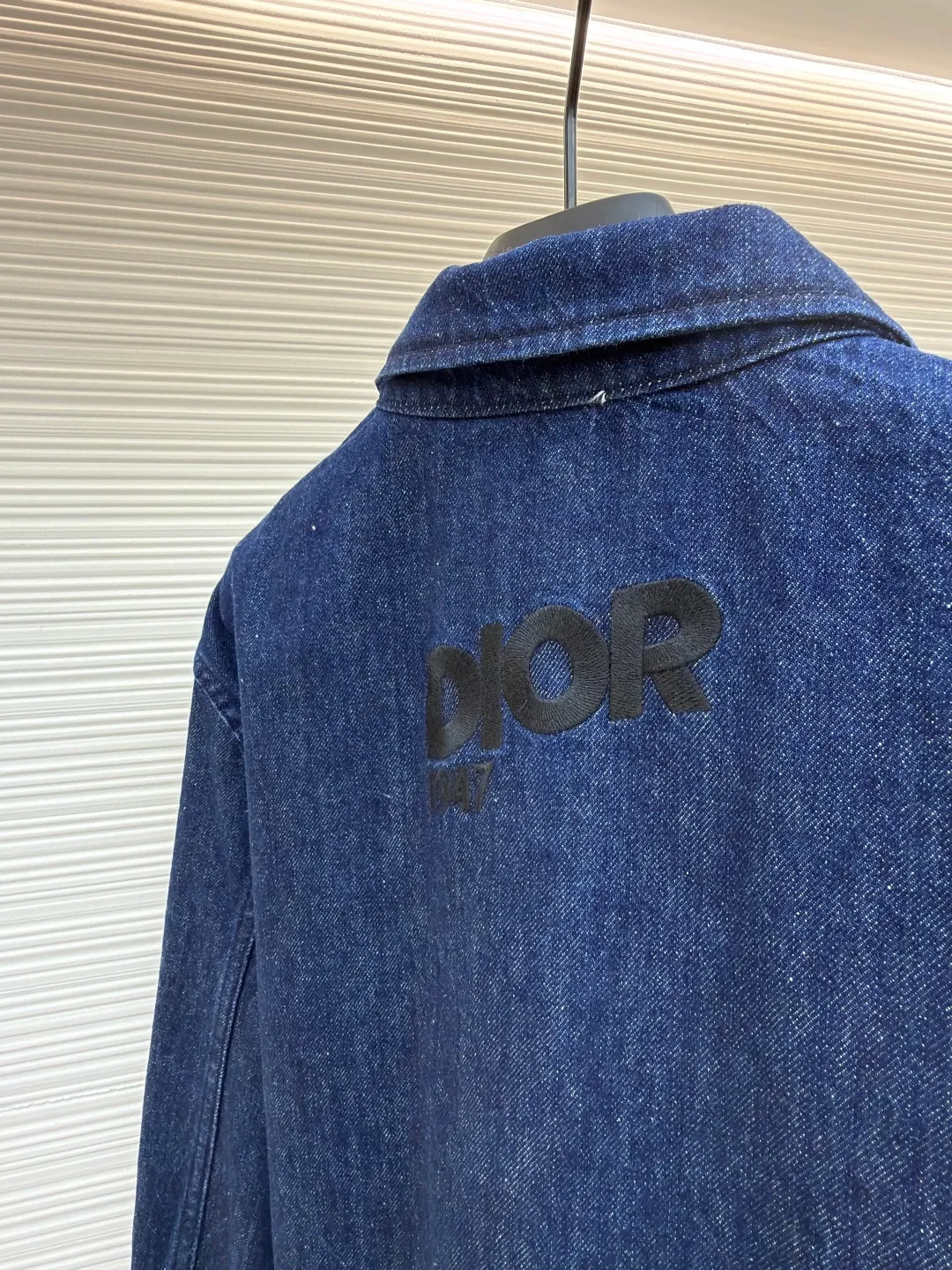 Dior black letter embroidered jacket denim shirt ●Original version: Purchased and developed by 12599 ●Item number: 1681538-B45 ●Material: denim fabric ●Technology: Soft washable production ●Color: blue ●Version: fitted version ●Weight: about 790 grams ●Size: 44-46-48-50 ●Description: This product is made of blue cotton denim. The fabric is woven using high-count cotton yarn. The finished garment effect is achieved through stone washing and finishing process. Special fabric treatments retain denim's classic look and durability while reducing its traditional heavy, stiff stereotype, making it more suitable as a spring outerwear shirt. The embroidery is applied to the breast pockets and back, using a process that combines black embroidery thread with flat stitch three-dimensional embroidery to present the delicate layers and outline lines of the letters. Its precise stitching creates a tense contrast with the rough texture of the jeans. The brand letter logo is matte and needle embroidered, and the contrasting matte embroidery thread material is used for the version to best restore the same effect as the original version. The embroidery is very fine and dense, and by controlling the direction and tightness of the embroidery thread, the embroidery thread forms different bends and heights on the embroidery cloth. Combined with encryption processing to increase the three-dimensional effect, it has a convex feel and a strong three-dimensional effect, and the embroidery body has a subtle matte visual texture. General washing is a common denim washing process, mainly used to remove impurities and floating colors on the surface of denim. In the general washing process, water and detergent are usually used for cleaning. Through gentle scrubbing and rinsing, the denim becomes softer and cleaner. The overall wiring is straight and delicate, the fabric is comfortable and soft, and the color is consistent without color difference. It can be matched with the same style to create a fashionable look and control various occasions. Customized accessories, complete with three standards, same style for men and women!