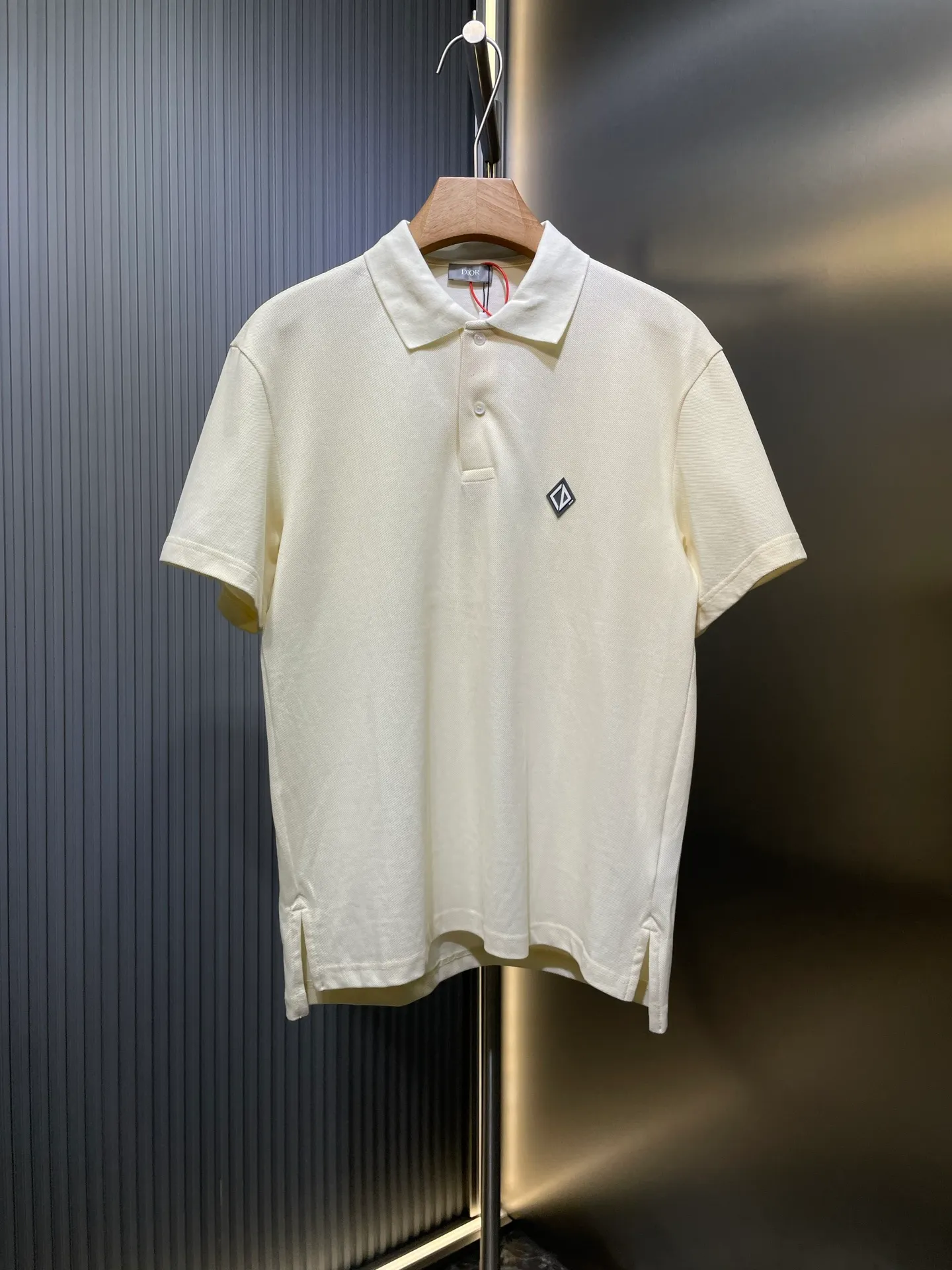 🅿️340 Dior Diamond 🌟【Top original order】Patch polo shirt customized pique pure cotton sateen. Breathable air cotton. Enjoy the cotton feeling in the clouds. Soft and waxy to the touch. Light and draping. With its black color as deep as the night sky, it interprets the ultimate low-key and luxury. The Dior Diamond rubber patch logo on the chest is vividly displayed on the clothes, highlighting the unique identity and charm. Noble choice with extraordinary taste. Craftsmanship 1: Imported special machine infrared positioning "Dior patch" is used to position the "Dior patch" more accurately and firmly. Process 2: The fabrics are washed and feel better. Not easy to deform, not easy to shrink, not easy to fade, and maintain long-term beauty. Accessories: Customized 1:1 Dior patch. Customized 1:1 Dior laser real shell buttons. Customized 1:1 Dior trademark. Version: Loose version. Size: S M L XL