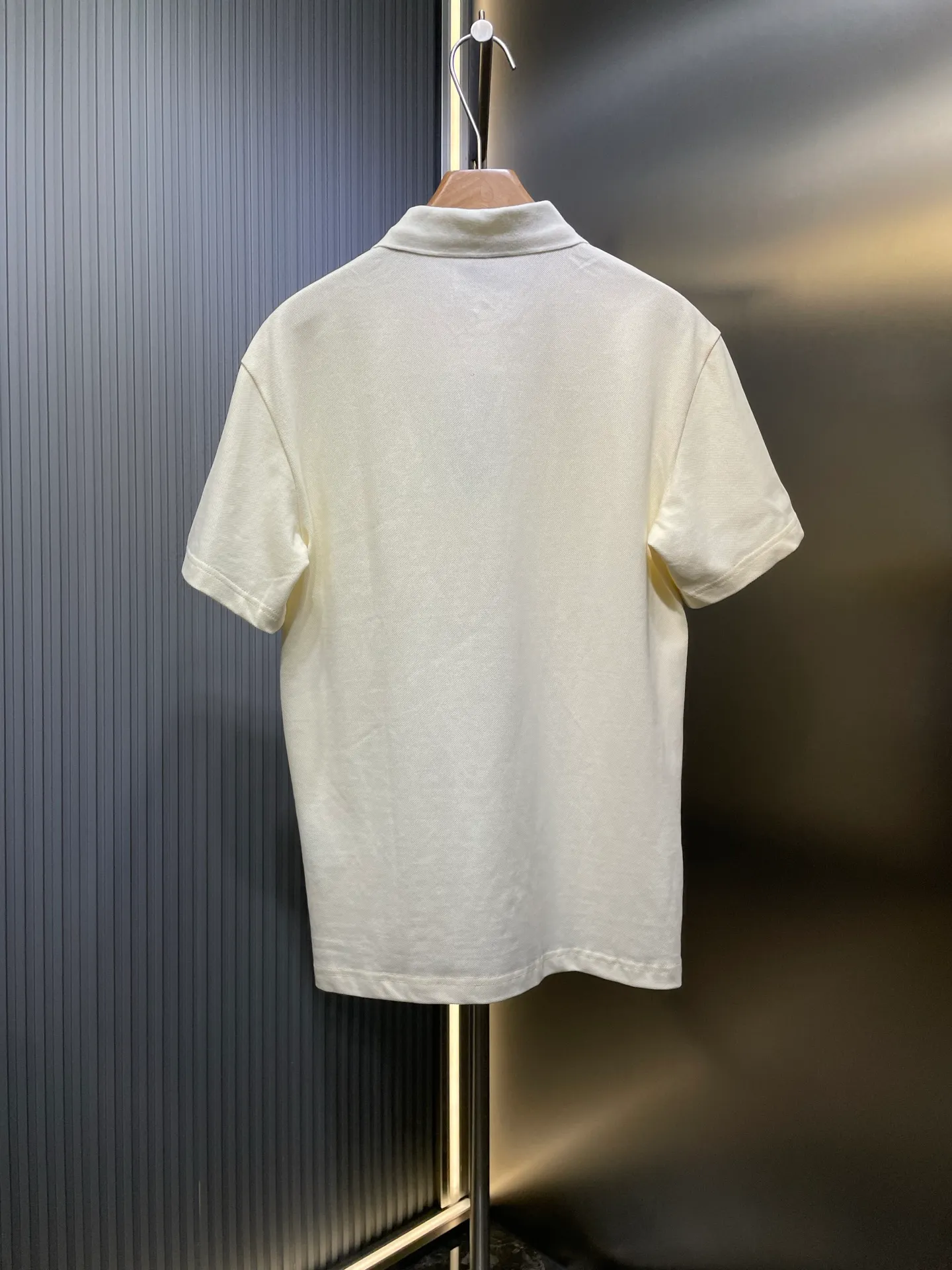 🅿️340 Dior Diamond 🌟【Top original order】Patch polo shirt customized pique pure cotton sateen. Breathable air cotton. Enjoy the cotton feeling in the clouds. Soft and waxy to the touch. Light and draping. With its black color as deep as the night sky, it interprets the ultimate low-key and luxury. The Dior Diamond rubber patch logo on the chest is vividly displayed on the clothes, highlighting the unique identity and charm. Noble choice with extraordinary taste. Craftsmanship 1: Imported special machine infrared positioning "Dior patch" is used to position the "Dior patch" more accurately and firmly. Process 2: The fabrics are washed and feel better. Not easy to deform, not easy to shrink, not easy to fade, and maintain long-term beauty. Accessories: Customized 1:1 Dior patch. Customized 1:1 Dior laser real shell buttons. Customized 1:1 Dior trademark. Version: Loose version. Size: S M L XL