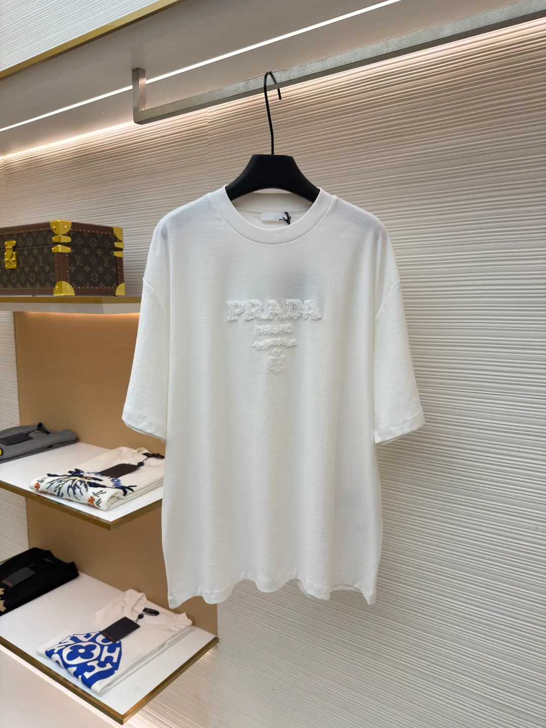 Prada terry embroidered short sleeves ●Original version: Purchased and developed for 10700 ●Item number: 1682424-X95 ●Fabric: double-woven satin fabric ●Technology: terry embroidered production ●Color: white ●Version: Fitted version ●Weight: about 265 grams ●Size: S-M-L-XL ●Description: Customized dense double-woven satin with excellent texture, comfortable and flawless tones, pure and elegant Its ingenious and homogeneous towel embroidered Prada logo adds brand recognition without being complicated. It can lead the fashion trend with just one color and is a versatile item. Using towel embroidery technology, a traditional hand-made embroidery technology, the embroidery is carried out using needle methods and completed by changing the hooking action of a special machine head. The coils are interlocked one by one, thus bringing a towel-like texture and effect. The fabrics have been washed and have a better hand feel and texture. It is not easy to deform, shrink or fade, and maintains long-term beauty. The overall wiring is straight and delicate, the fabric is comfortable and soft, and the color is consistent without color difference. It can be matched with the same style to create a fashionable look and control various occasions. Customized accessories, complete with three standards, same style for men and women!