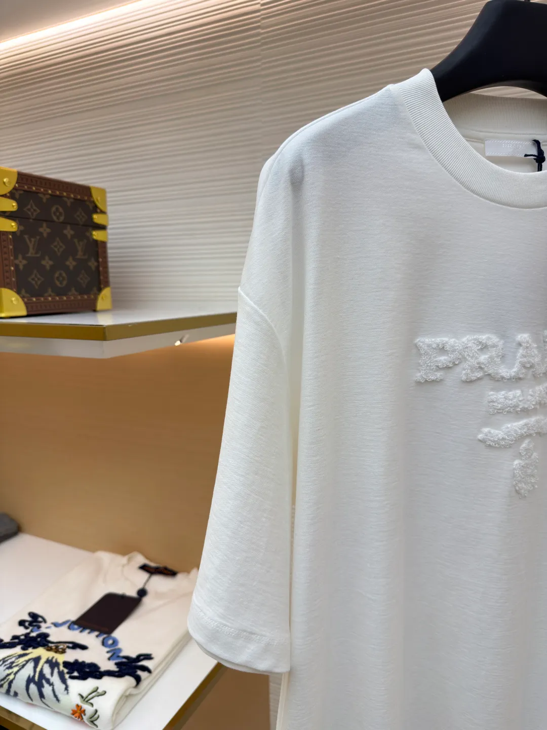 Prada terry embroidered short sleeves ●Original version: Purchased and developed for 10700 ●Item number: 1682424-X95 ●Fabric: double-woven satin fabric ●Technology: terry embroidered production ●Color: white ●Version: Fitted version ●Weight: about 265 grams ●Size: S-M-L-XL ●Description: Customized dense double-woven satin with excellent texture, comfortable and flawless tones, pure and elegant Its ingenious and homogeneous towel embroidered Prada logo adds brand recognition without being complicated. It can lead the fashion trend with just one color and is a versatile item. Using towel embroidery technology, a traditional hand-made embroidery technology, the embroidery is carried out using needle methods and completed by changing the hooking action of a special machine head. The coils are interlocked one by one, thus bringing a towel-like texture and effect. The fabrics have been washed and have a better hand feel and texture. It is not easy to deform, shrink or fade, and maintains long-term beauty. The overall wiring is straight and delicate, the fabric is comfortable and soft, and the color is consistent without color difference. It can be matched with the same style to create a fashionable look and control various occasions. Customized accessories, complete with three standards, same style for men and women!