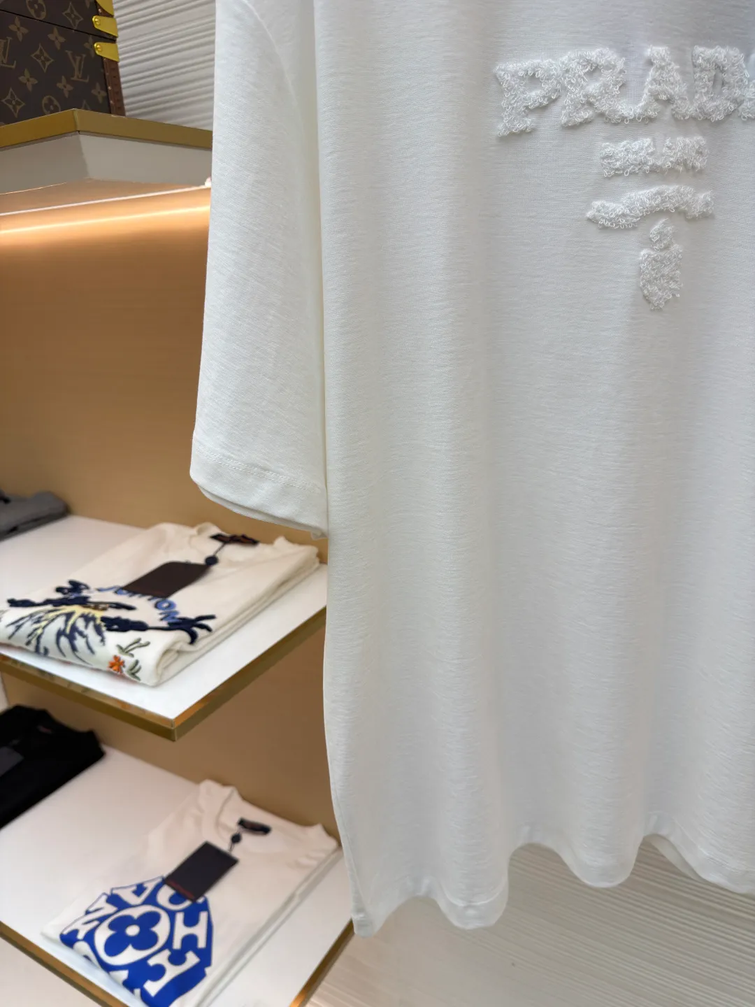 Prada terry embroidered short sleeves ●Original version: Purchased and developed for 10700 ●Item number: 1682424-X95 ●Fabric: double-woven satin fabric ●Technology: terry embroidered production ●Color: white ●Version: Fitted version ●Weight: about 265 grams ●Size: S-M-L-XL ●Description: Customized dense double-woven satin with excellent texture, comfortable and flawless tones, pure and elegant Its ingenious and homogeneous towel embroidered Prada logo adds brand recognition without being complicated. It can lead the fashion trend with just one color and is a versatile item. Using towel embroidery technology, a traditional hand-made embroidery technology, the embroidery is carried out using needle methods and completed by changing the hooking action of a special machine head. The coils are interlocked one by one, thus bringing a towel-like texture and effect. The fabrics have been washed and have a better hand feel and texture. It is not easy to deform, shrink or fade, and maintains long-term beauty. The overall wiring is straight and delicate, the fabric is comfortable and soft, and the color is consistent without color difference. It can be matched with the same style to create a fashionable look and control various occasions. Customized accessories, complete with three standards, same style for men and women!