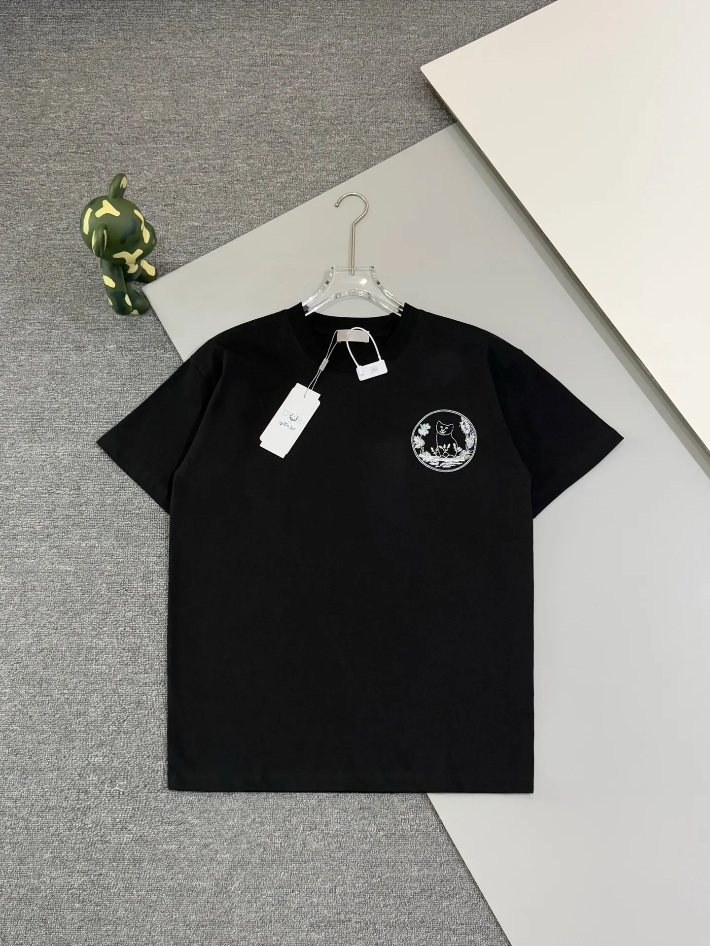 🅿️190 [Higher version] Dior Dior joint cat embroidered short-sleeved T-shirt is made of customized washed cotton fabric, weight 280g, 32-count double yarn combed cotton fabric. The front and back panels are made of high-density embroidery, superimposed with a three-dimensional velvet cat silhouette, four-thread dense hemming + double-needle chain binding, the seams are so hard that they can withstand the blast of a washing machine drum, the neckline is made of double-thread hemming, customized accessories, complete with three standards, same style for men and women!  Color: white, black. Size: S to XL