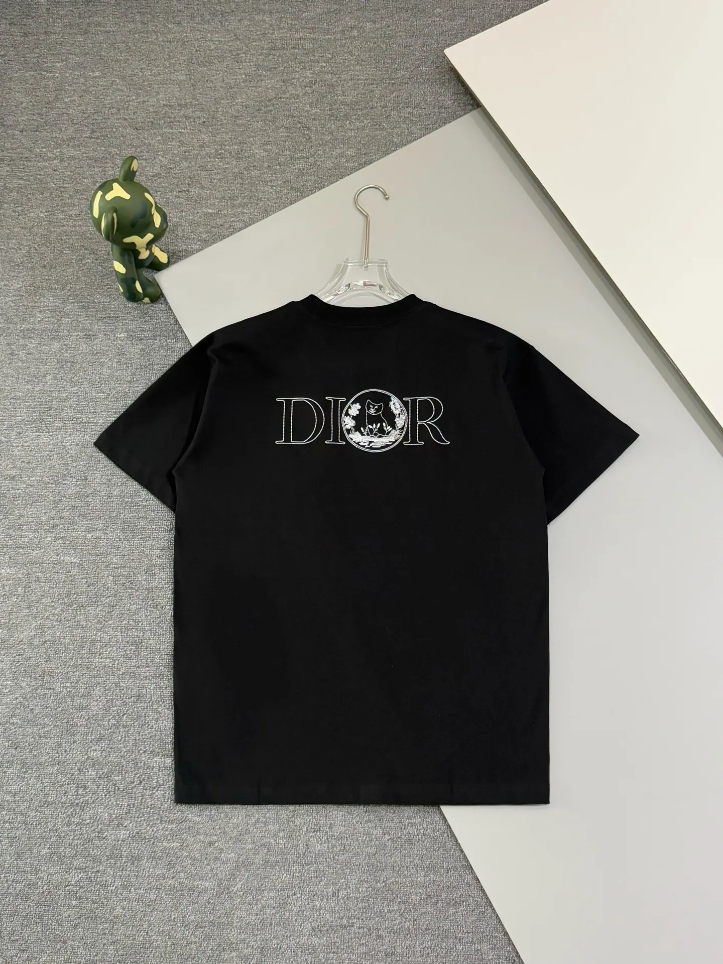 🅿️190 [Higher version] Dior Dior joint cat embroidered short-sleeved T-shirt is made of customized washed cotton fabric, weight 280g, 32-count double yarn combed cotton fabric. The front and back panels are made of high-density embroidery, superimposed with a three-dimensional velvet cat silhouette, four-thread dense hemming + double-needle chain binding, the seams are so hard that they can withstand the blast of a washing machine drum, the neckline is made of double-thread hemming, customized accessories, complete with three standards, same style for men and women!  Color: white, black. Size: S to XL