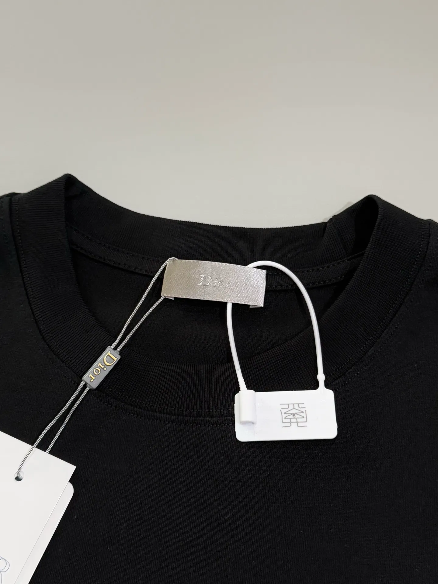 🅿️190 [Higher version] Dior Dior joint cat embroidered short-sleeved T-shirt is made of customized washed cotton fabric, weight 280g, 32-count double yarn combed cotton fabric. The front and back panels are made of high-density embroidery, superimposed with a three-dimensional velvet cat silhouette, four-thread dense hemming + double-needle chain binding, the seams are so hard that they can withstand the blast of a washing machine drum, the neckline is made of double-thread hemming, customized accessories, complete with three standards, same style for men and women!  Color: white, black. Size: S to XL