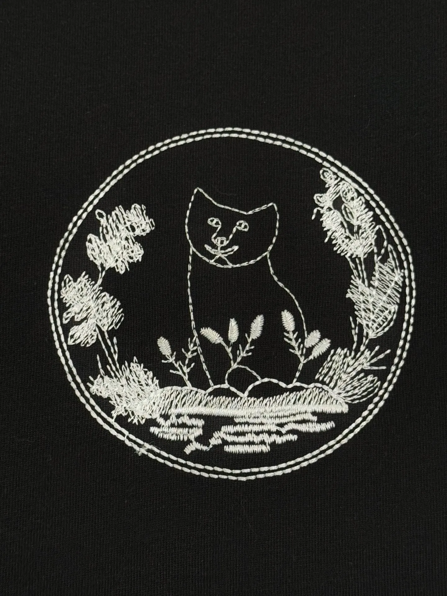 🅿️190 [Higher version] Dior Dior joint cat embroidered short-sleeved T-shirt is made of customized washed cotton fabric, weight 280g, 32-count double yarn combed cotton fabric. The front and back panels are made of high-density embroidery, superimposed with a three-dimensional velvet cat silhouette, four-thread dense hemming + double-needle chain binding, the seams are so hard that they can withstand the blast of a washing machine drum, the neckline is made of double-thread hemming, customized accessories, complete with three standards, same style for men and women!  Color: white, black. Size: S to XL