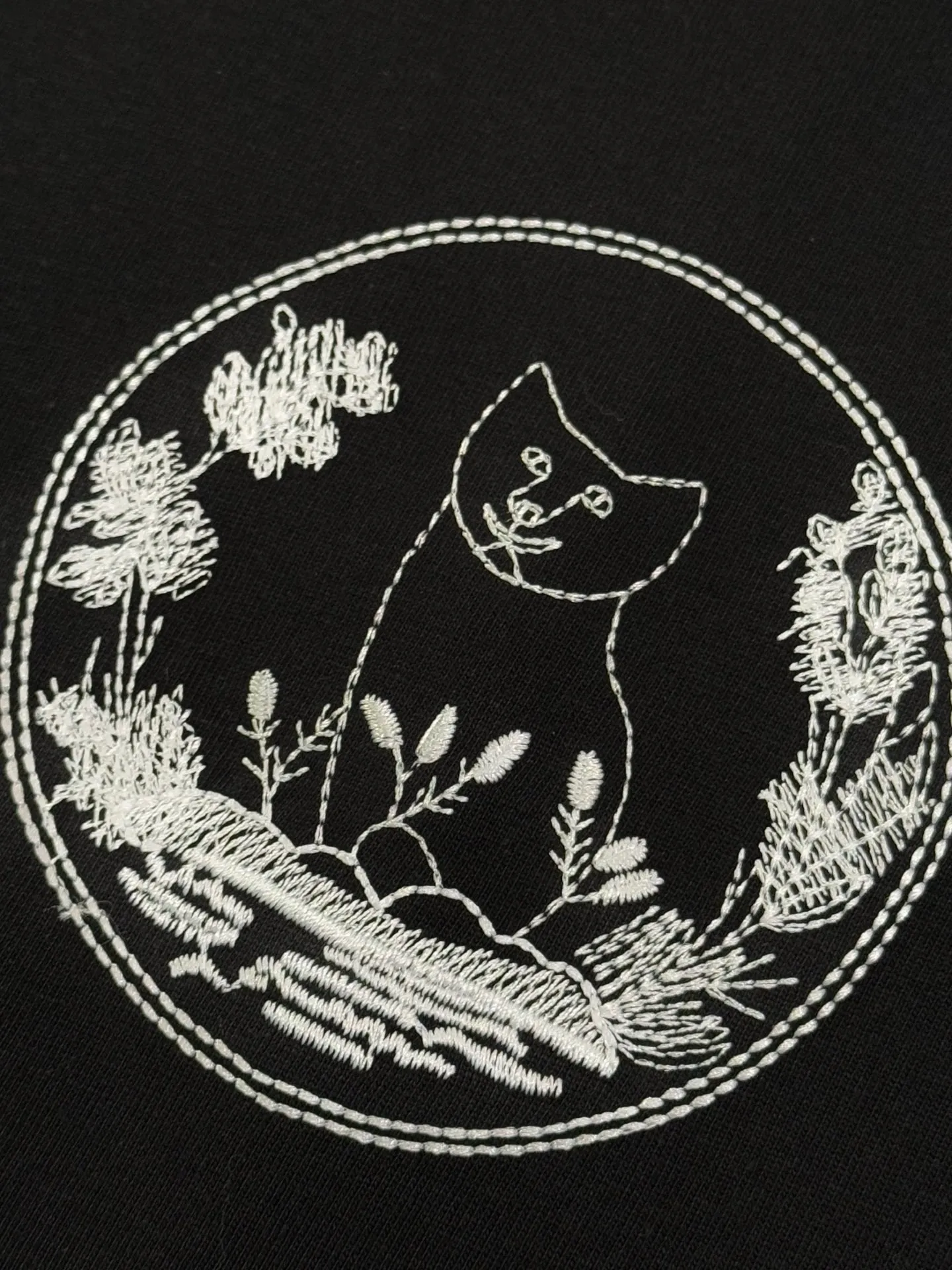 🅿️190 [Higher version] Dior Dior joint cat embroidered short-sleeved T-shirt is made of customized washed cotton fabric, weight 280g, 32-count double yarn combed cotton fabric. The front and back panels are made of high-density embroidery, superimposed with a three-dimensional velvet cat silhouette, four-thread dense hemming + double-needle chain binding, the seams are so hard that they can withstand the blast of a washing machine drum, the neckline is made of double-thread hemming, customized accessories, complete with three standards, same style for men and women!  Color: white, black. Size: S to XL