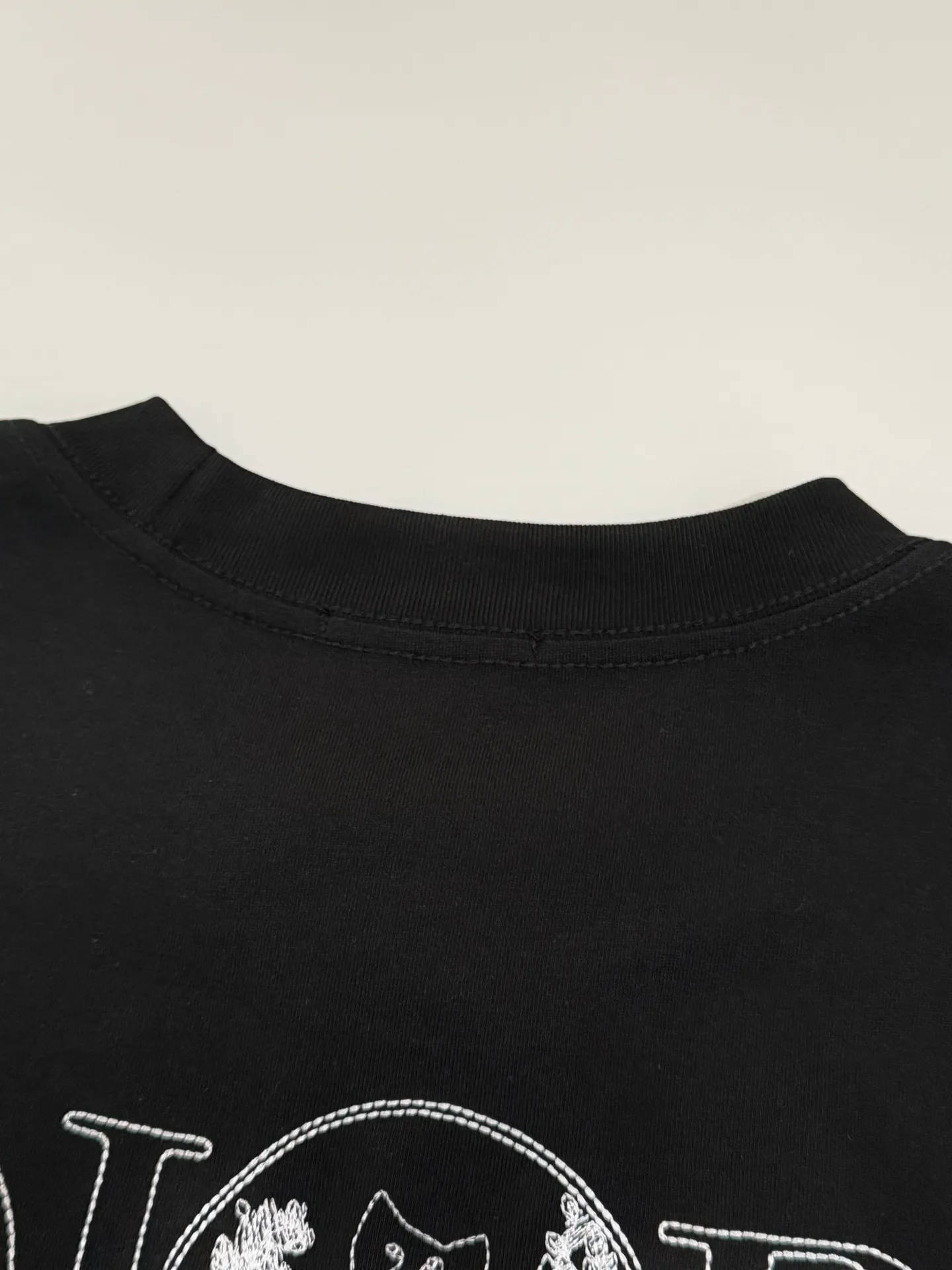🅿️190 [Higher version] Dior Dior joint cat embroidered short-sleeved T-shirt is made of customized washed cotton fabric, weight 280g, 32-count double yarn combed cotton fabric. The front and back panels are made of high-density embroidery, superimposed with a three-dimensional velvet cat silhouette, four-thread dense hemming + double-needle chain binding, the seams are so hard that they can withstand the blast of a washing machine drum, the neckline is made of double-thread hemming, customized accessories, complete with three standards, same style for men and women!  Color: white, black. Size: S to XL