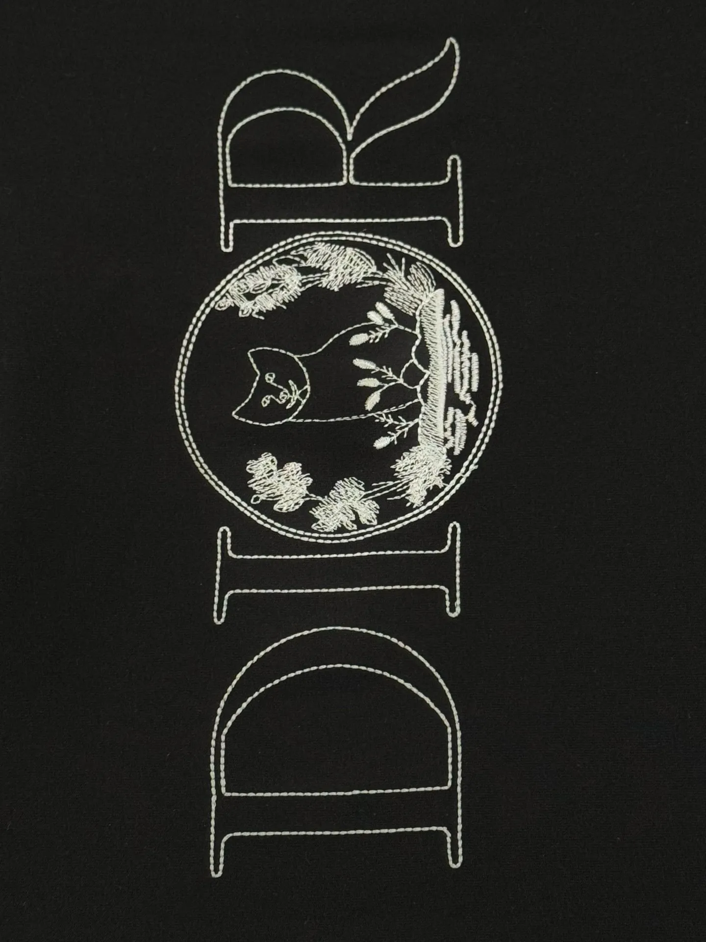 🅿️190 [Higher version] Dior Dior joint cat embroidered short-sleeved T-shirt is made of customized washed cotton fabric, weight 280g, 32-count double yarn combed cotton fabric. The front and back panels are made of high-density embroidery, superimposed with a three-dimensional velvet cat silhouette, four-thread dense hemming + double-needle chain binding, the seams are so hard that they can withstand the blast of a washing machine drum, the neckline is made of double-thread hemming, customized accessories, complete with three standards, same style for men and women!  Color: white, black. Size: S to XL