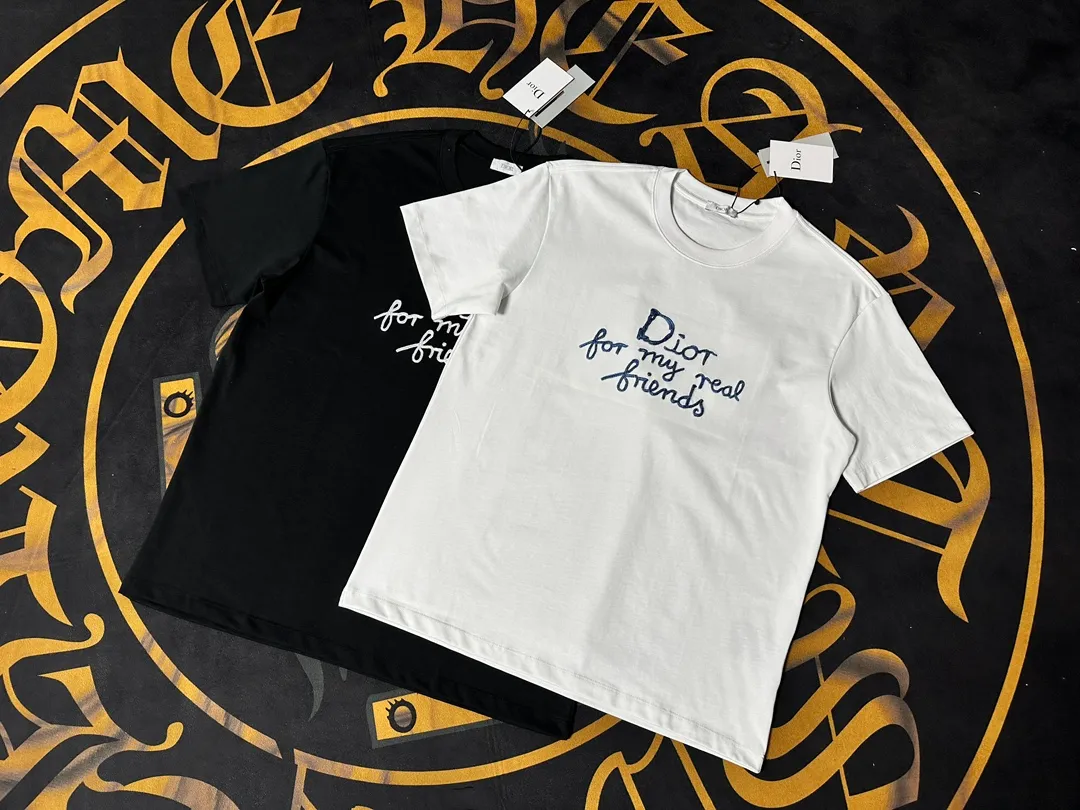 🅿️200 Dior LOGO is exquisitely upgraded, inspired by the retro of the 1980s. Original fabric. Official same style. Short-sleeved T-shirt. Customized fabric. Fabric dyed in the same vat. Very comfortable to the touch. Latest brick cabinet synchronization for spring and summer. Fashionable and individual. Super versatile. Loose fit is very suitable for both men and women. A must-have for everyone. Hang tag. Collar label. Washed wheat. Complete with three labels. Color: black white.