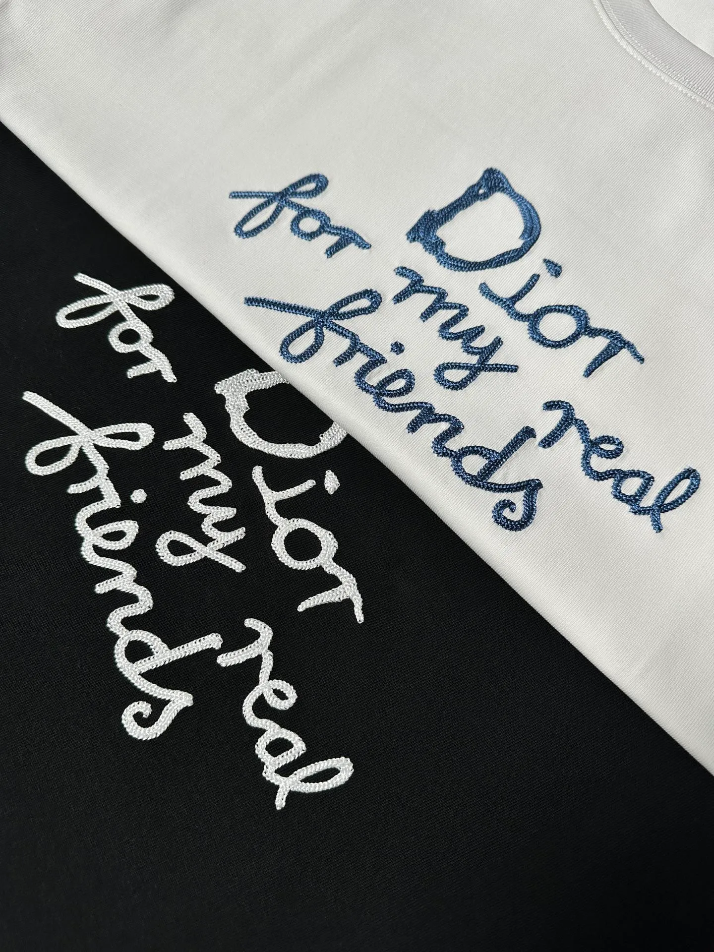 🅿️200 Dior LOGO is exquisitely upgraded, inspired by the retro of the 1980s. Original fabric. Official same style. Short-sleeved T-shirt. Customized fabric. Fabric dyed in the same vat. Very comfortable to the touch. Latest brick cabinet synchronization for spring and summer. Fashionable and individual. Super versatile. Loose fit is very suitable for both men and women. A must-have for everyone. Hang tag. Collar label. Washed wheat. Complete with three labels. Color: black white.