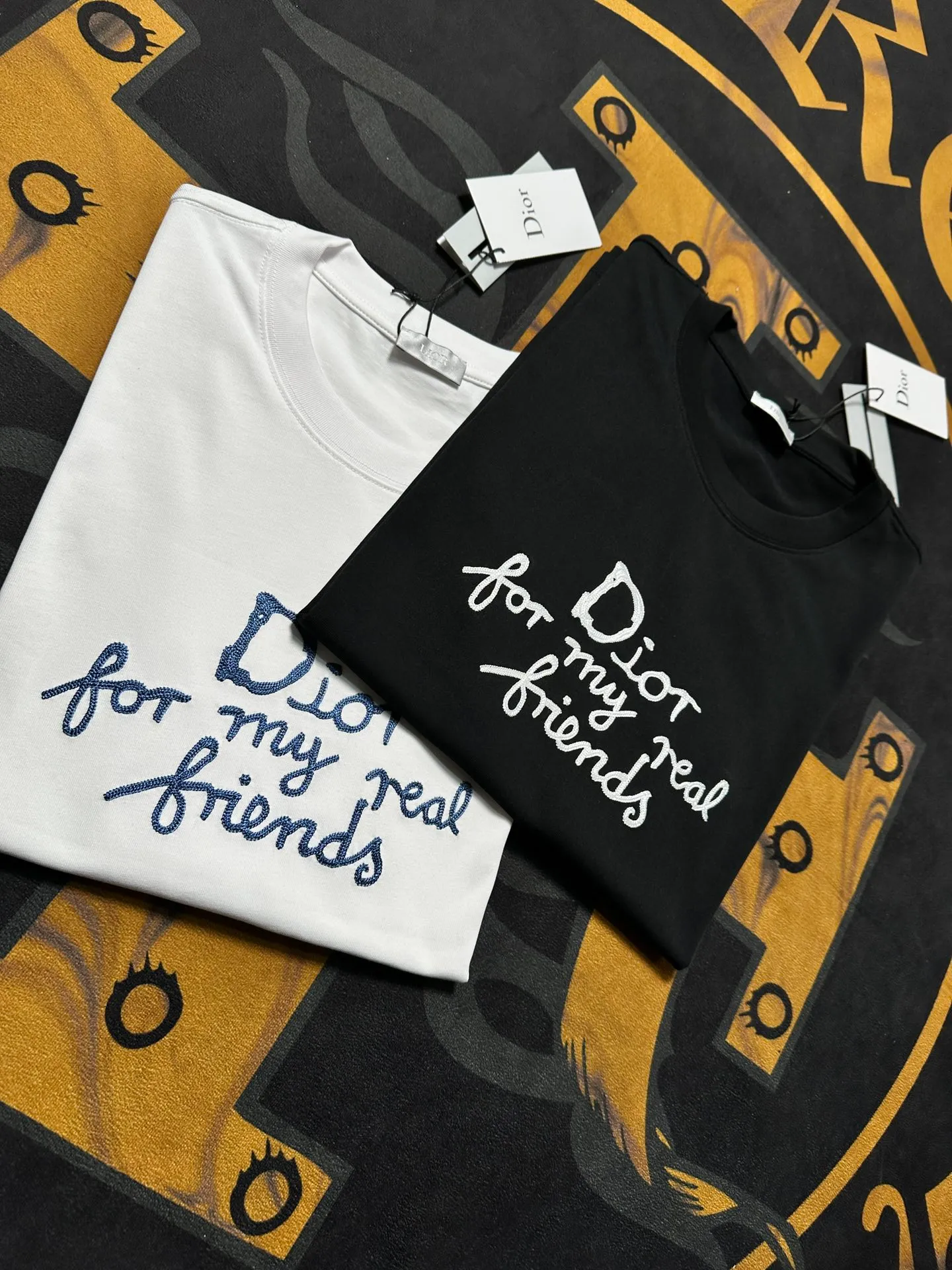 🅿️200 Dior LOGO is exquisitely upgraded, inspired by the retro of the 1980s. Original fabric. Official same style. Short-sleeved T-shirt. Customized fabric. Fabric dyed in the same vat. Very comfortable to the touch. Latest brick cabinet synchronization for spring and summer. Fashionable and individual. Super versatile. Loose fit is very suitable for both men and women. A must-have for everyone. Hang tag. Collar label. Washed wheat. Complete with three labels. Color: black white.