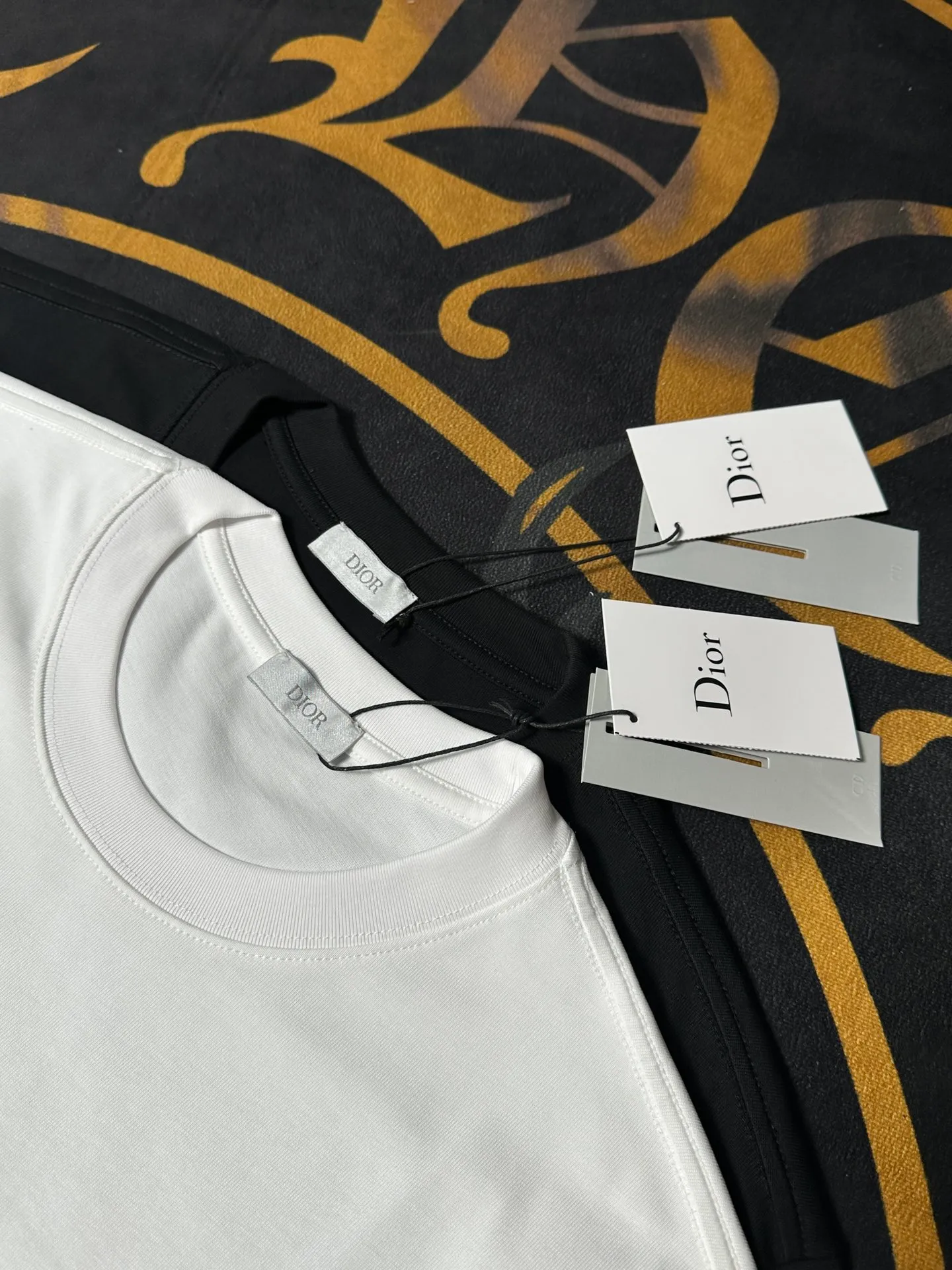🅿️200 Dior LOGO is exquisitely upgraded, inspired by the retro of the 1980s. Original fabric. Official same style. Short-sleeved T-shirt. Customized fabric. Fabric dyed in the same vat. Very comfortable to the touch. Latest brick cabinet synchronization for spring and summer. Fashionable and individual. Super versatile. Loose fit is very suitable for both men and women. A must-have for everyone. Hang tag. Collar label. Washed wheat. Complete with three labels. Color: black white.