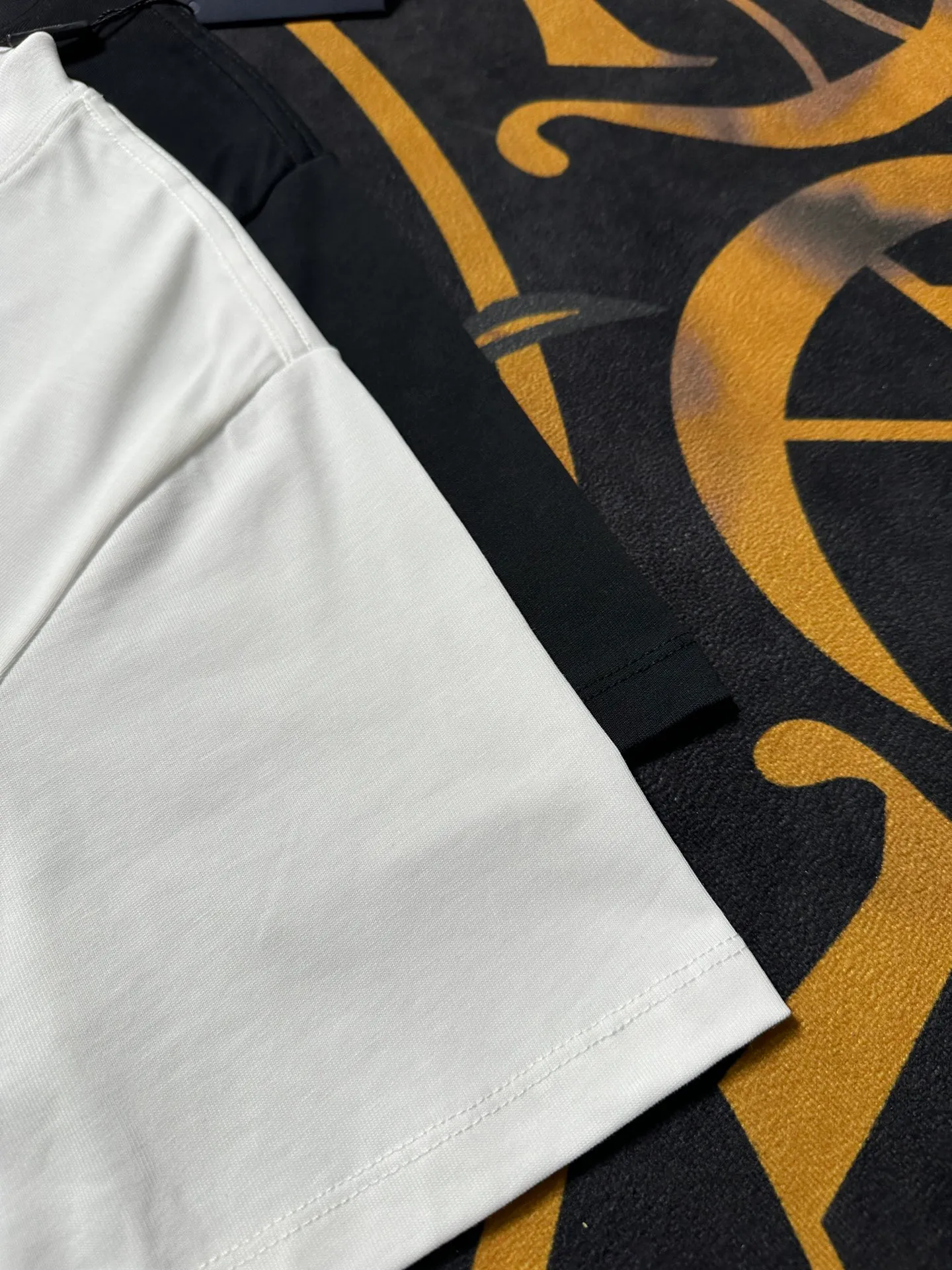🅿️200 Dior LOGO is exquisitely upgraded, inspired by the retro of the 1980s. Original fabric. Official same style. Short-sleeved T-shirt. Customized fabric. Fabric dyed in the same vat. Very comfortable to the touch. Latest brick cabinet synchronization for spring and summer. Fashionable and individual. Super versatile. Loose fit is very suitable for both men and women. A must-have for everyone. Hang tag. Collar label. Washed wheat. Complete with three labels. Color: black white.