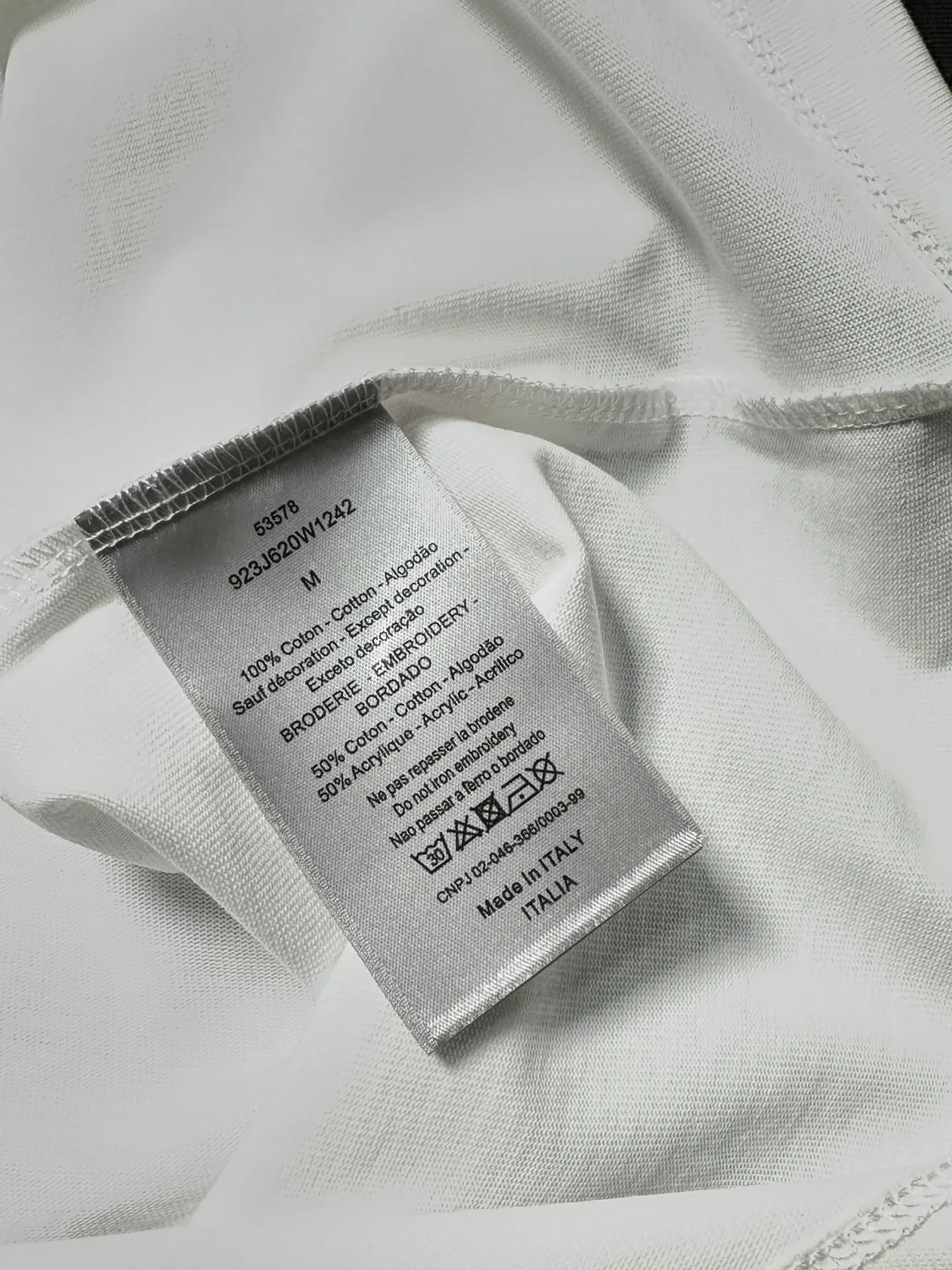 🅿️200 Dior LOGO is exquisitely upgraded, inspired by the retro of the 1980s. Original fabric. Official same style. Short-sleeved T-shirt. Customized fabric. Fabric dyed in the same vat. Very comfortable to the touch. Latest brick cabinet synchronization for spring and summer. Fashionable and individual. Super versatile. Loose fit is very suitable for both men and women. A must-have for everyone. Hang tag. Collar label. Washed wheat. Complete with three labels. Color: black white.