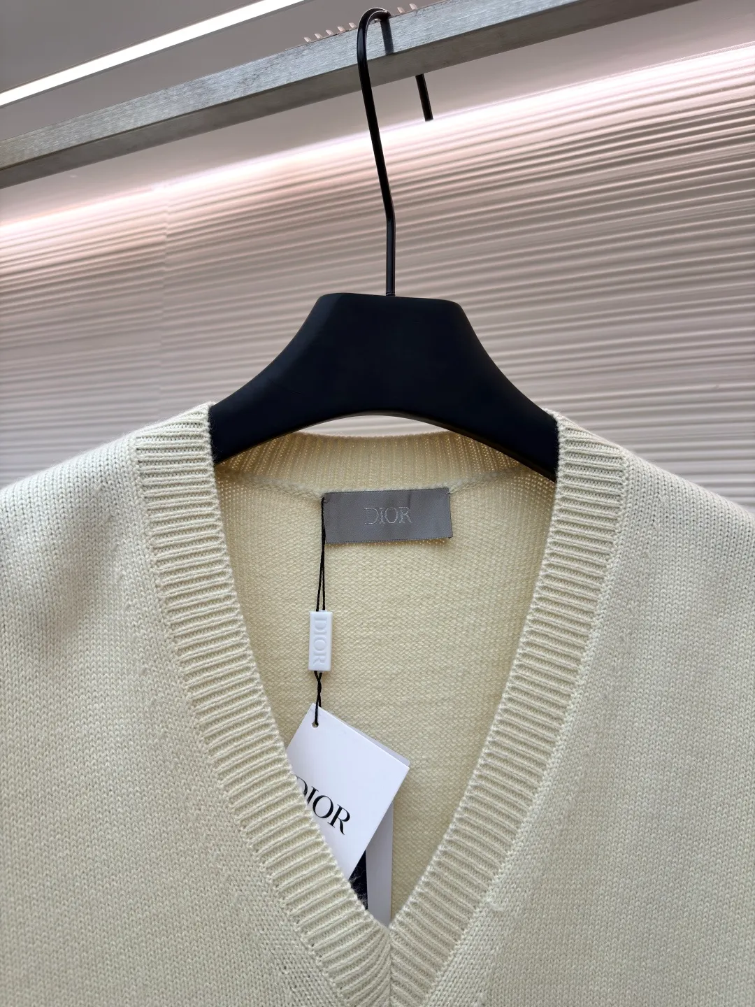 Dior Letter Embroidered Sleeveless Sweater Vest ●Original version: purchased and developed for 12500 ●Item number: 1680980-B05 ●Fabric: wool fabric ●Technology: embroidery production ●Version: fitted version ●Weight: about 425 grams ●Size: The pattern-spun yarn is custom-dyed in beige and apricot colors, and an imported 12-needle knitting machine is used for the plain weave process. The chest is decorated with a classic logo on the front. The letter pattern is embroidered with imported Tajima machines using thousands of needles. It adopts precise needle embroidery technology. The embroidery is very fine and dense, and the letter pattern outlines the design clearly. Double-sided hanging wool technology, fine workmanship, clear texture and lines, extremely fine woven threads are made of environmentally friendly fibers, the overall wiring is straight and delicate, the fabric is comfortable and soft, the color is consistent and no color difference. It can be matched with the same style to create a fashionable look, to control various occasions, customized accessories, complete three standards, the same style for men and women!