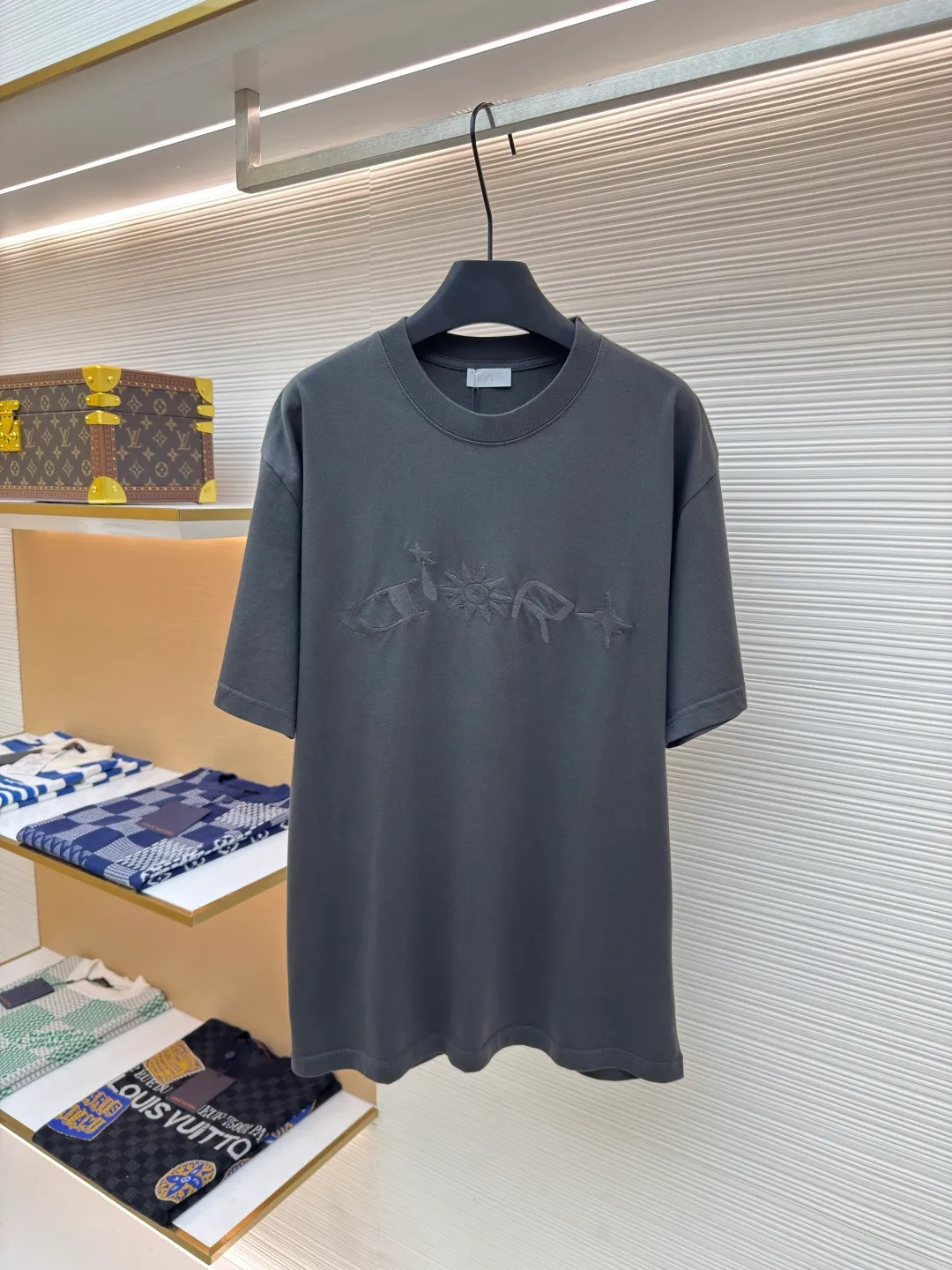 DIOR joint curtain call embroidered short-sleeve ●Authentic product: purchased and developed for 7500 ●Item number: 1680284-A20 ●Fabric: plain cotton fabric ●Technology: embroidery production ●Version: fitted version ●Weight: about 265 grams ●Size: XS-S-M-L ●Description: Made of 15S fine cotton plain weave, 230g; with threaded 32S double yarn frame, 300g. 15S is a relatively thick yarn used to make thicker and more durable fabrics. The main body adopts precision needle embroidery technology; the embroidery is very fine and dense, the pattern is clear and the lines and three-dimensional sense are strong. The linen material embroidery thread is combined with encrypted processing, and the embroidery body has a subtle matte visual texture; the embroidery effect is three-dimensional and full. The flat embroidery has a unique design of needle-to-needle stitching, and the embroidery is very fine and dense; the overall stitching is straight and delicate, the fabric is comfortable and soft, and the colors are consistent with no color difference. It can be matched with the same style to create a fashionable look, and can be used in various occasions. Customized accessories, complete with three standards, the same style for men and women!