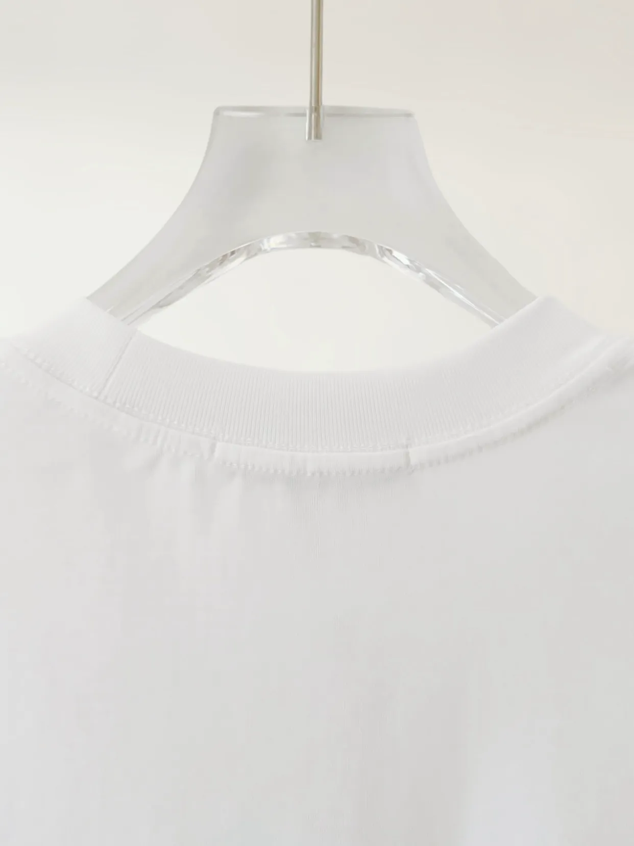 🅿️190 [Higher version] Dior* Dior SS25 new version short-sleeved men and women 👫, on sale simultaneously! Customized 32-count 280g combed fabric, original craft thread, designed with blue letter logo embroidery craft! Simple and elegant, easy to match and versatile, extremely high-grade, perfectly integrated into fashion and style, it is a top-notch fashionable style that is perfect for outer wear! The whole thing gives people a natural feeling! The ultimate classic versatile short-sleeved T-shirt, the ultimate in heavy work and perfection! Fans who pursue high quality should rush to buy it by themselves, and we sincerely invite all fans who know the goods to appreciate this model together! All three standards are complete! Color: white/black Size: S to xL