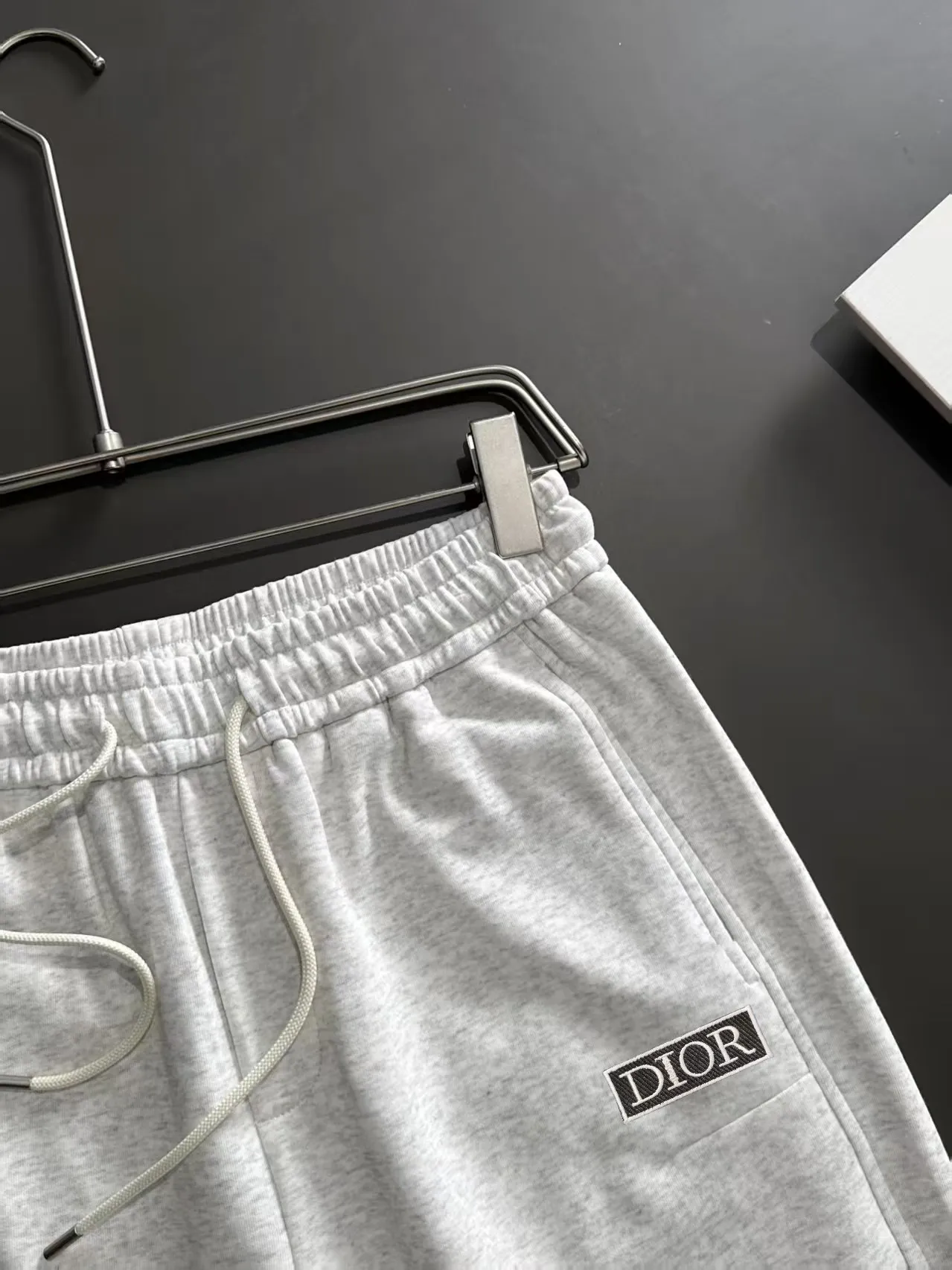 🅿️330 shipped next day. High-quality DIOR Dior 2025 spring and summer new high-definition elastic band casual solid color loose shorts. Made with machines imported from Italy. The hem of the trousers is stitched with two needles. The stitching is fine and firm. The fabric is customized at the counter. It has high breathability and comfort. The details are impeccable. The design concept of brand elements reflects high quality. It feels delicate and soft! It presents a casual cut and the upper body shape is great! Size: M-3XL